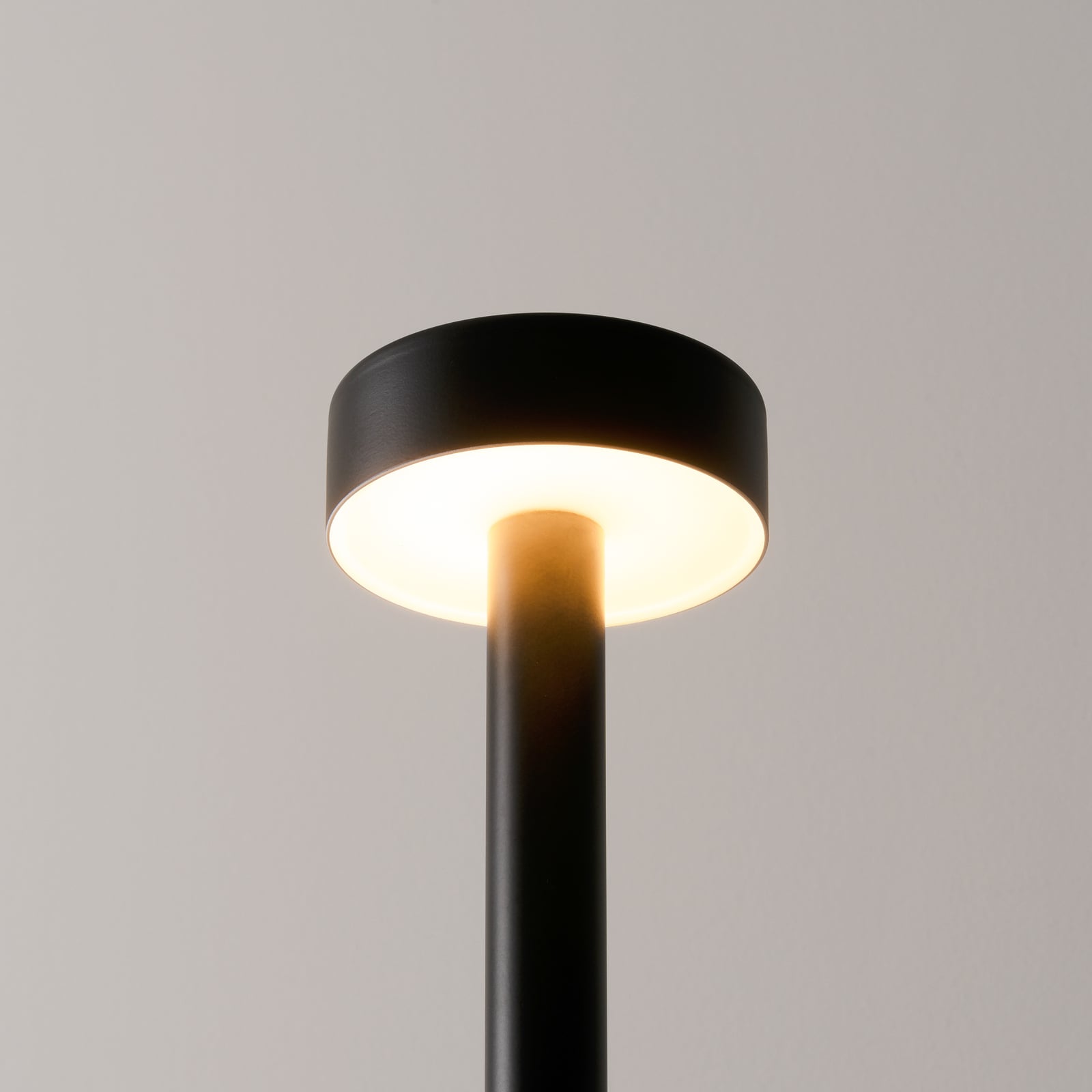 LED gulvlampe Peak Lane svart aluminium 170 cm nærbilde av fotbryter