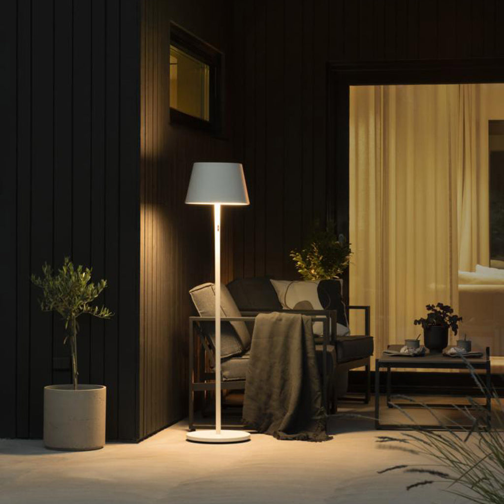 LED gulvlampe Pomezia bakside med USB-ladekabel