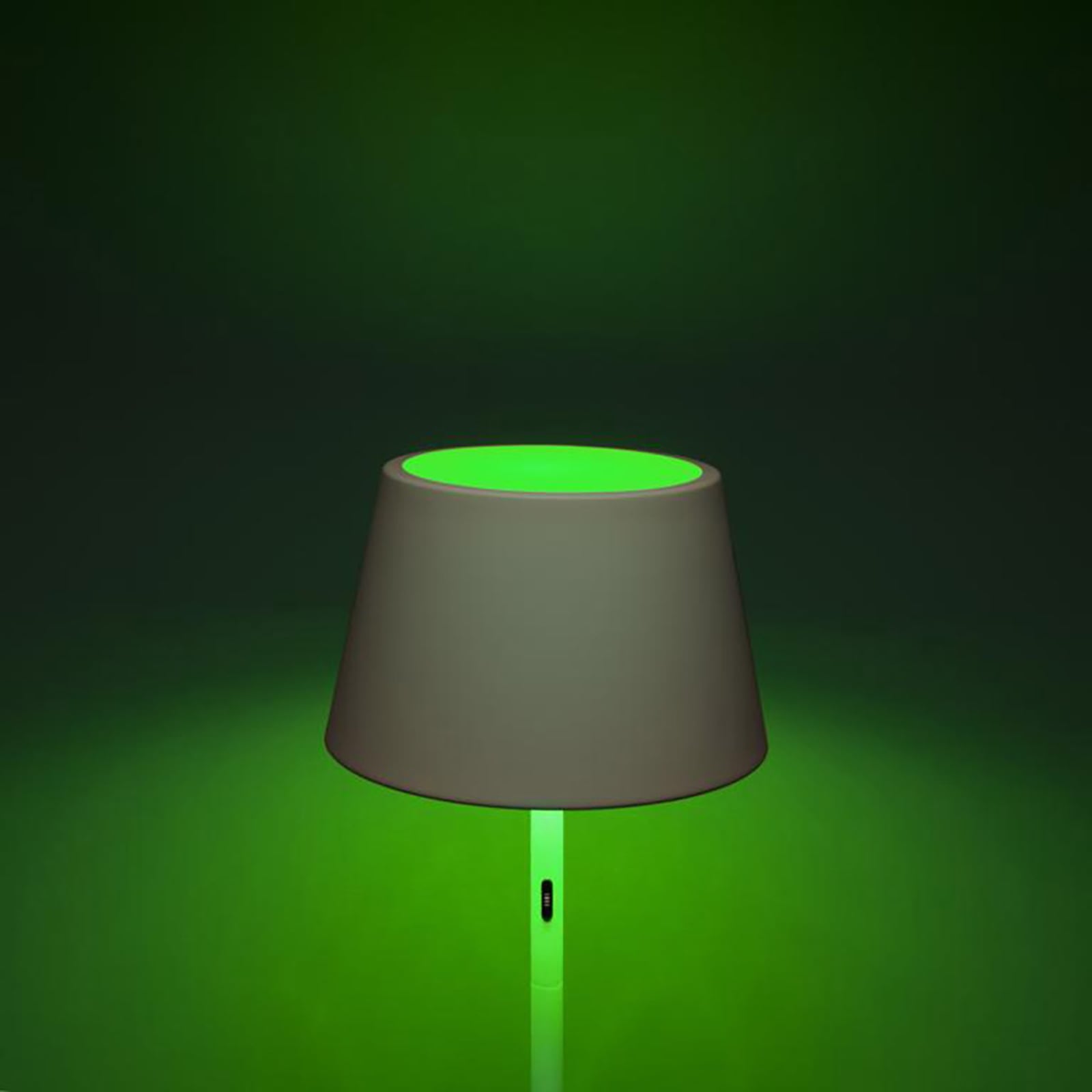 Nærbilde av LED gulvlampe Pomezia lampefot i hvitt aluminium
