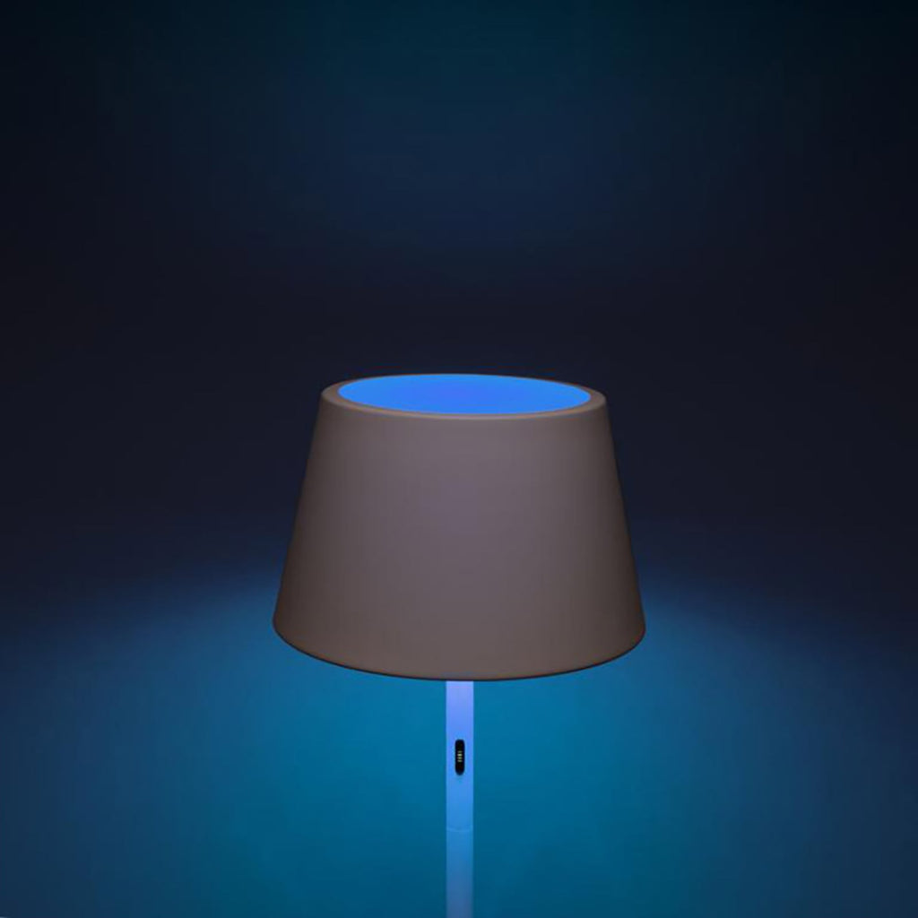 Sidebilde av LED gulvlampe Pomezia i høyeste posisjon