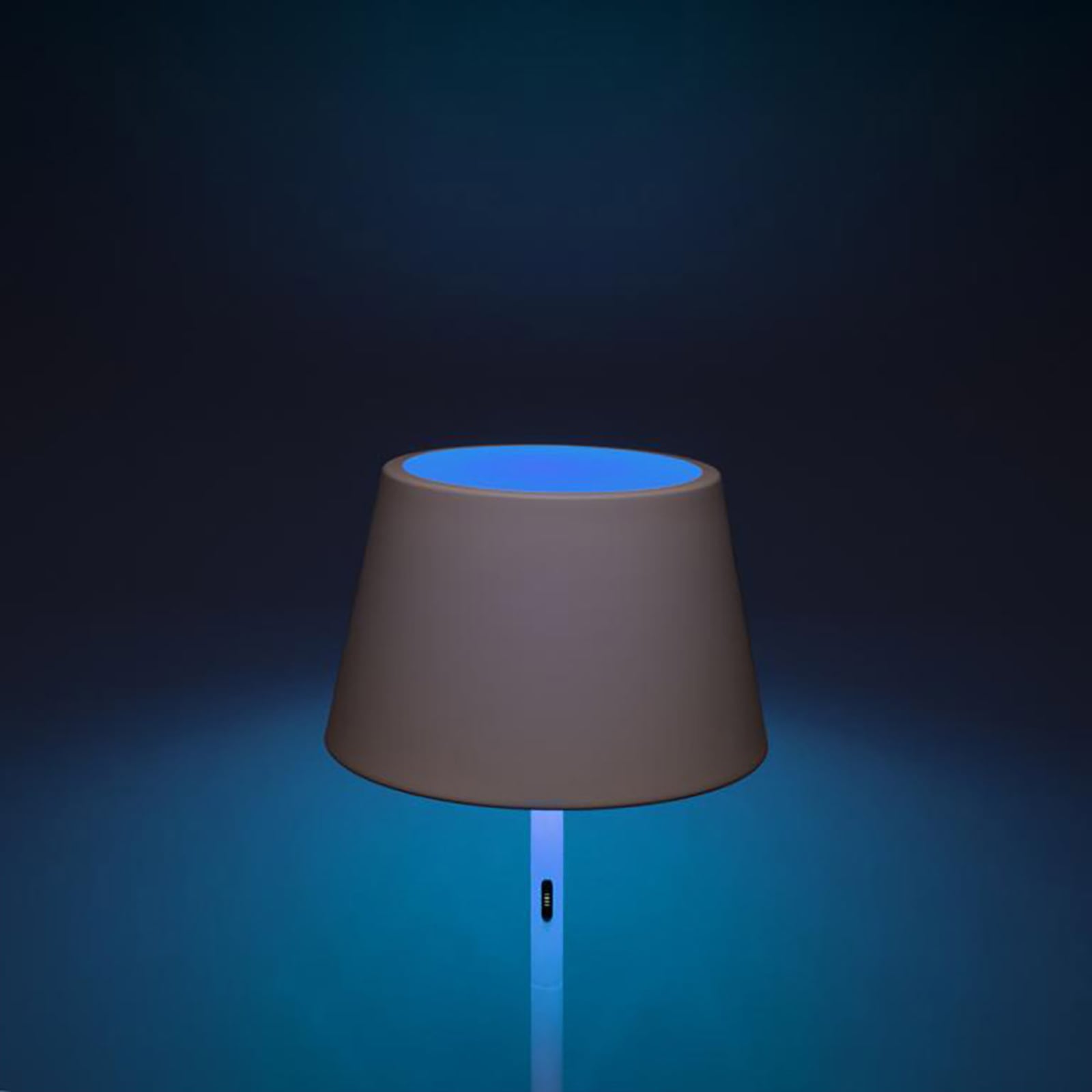 Sidebilde av LED gulvlampe Pomezia i høyeste posisjon