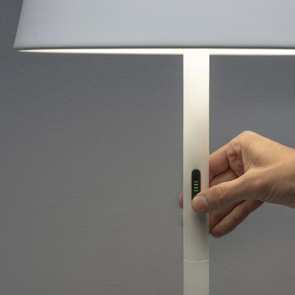 LED gulvlampe Pomezia med inkludert USB-ladekabel