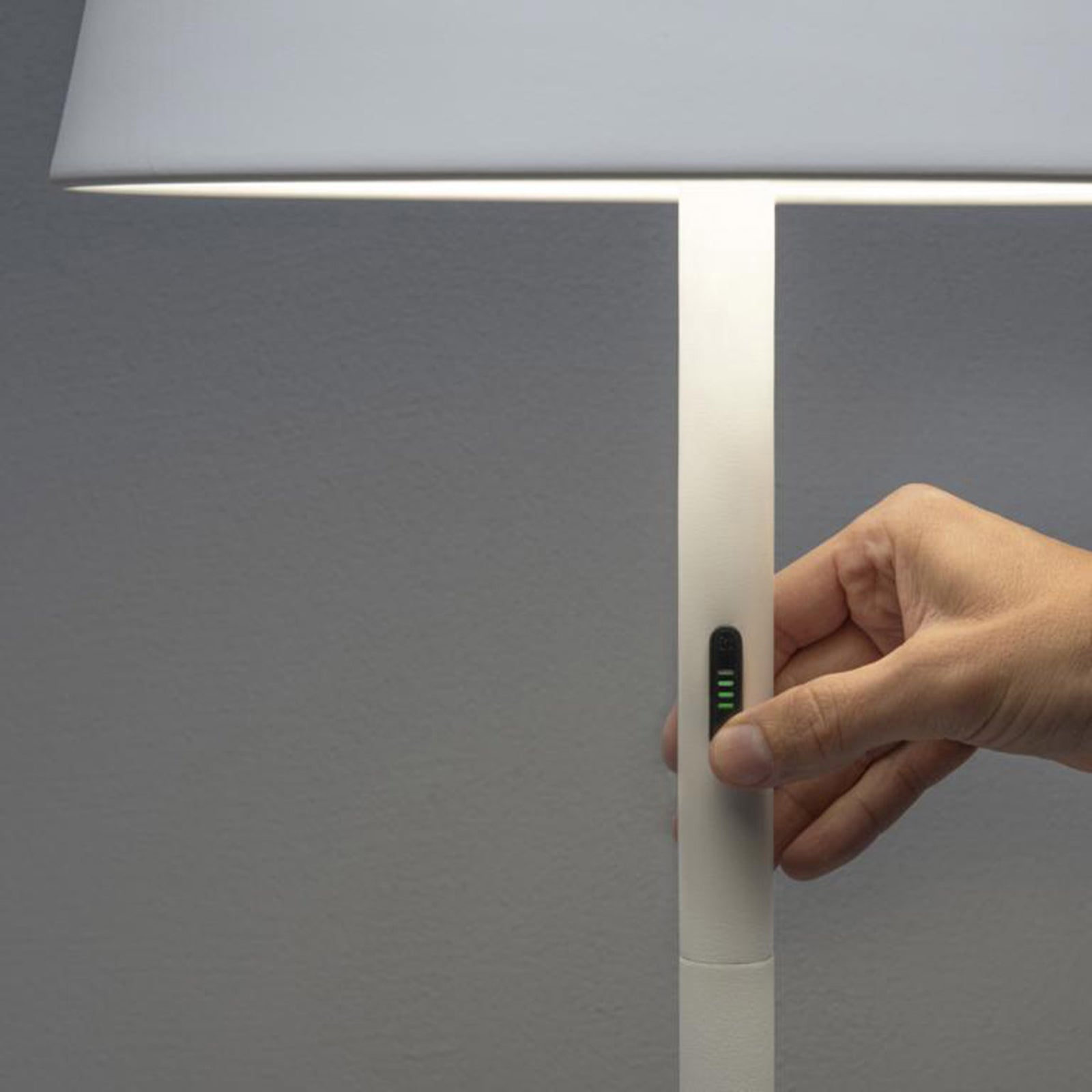 LED gulvlampe Pomezia med inkludert USB-ladekabel
