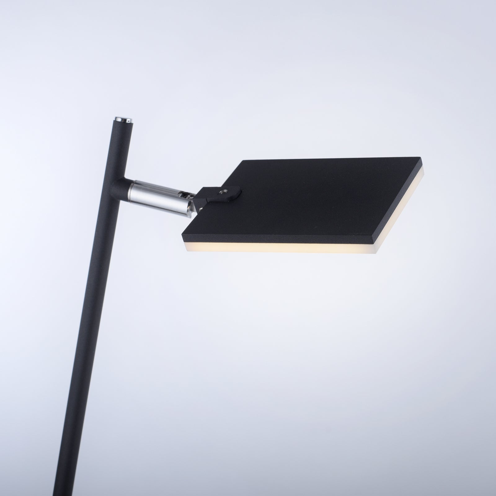 LED gulvlampe Pure Mira CCT dimbar med fjernkontroll detalj av lampehode