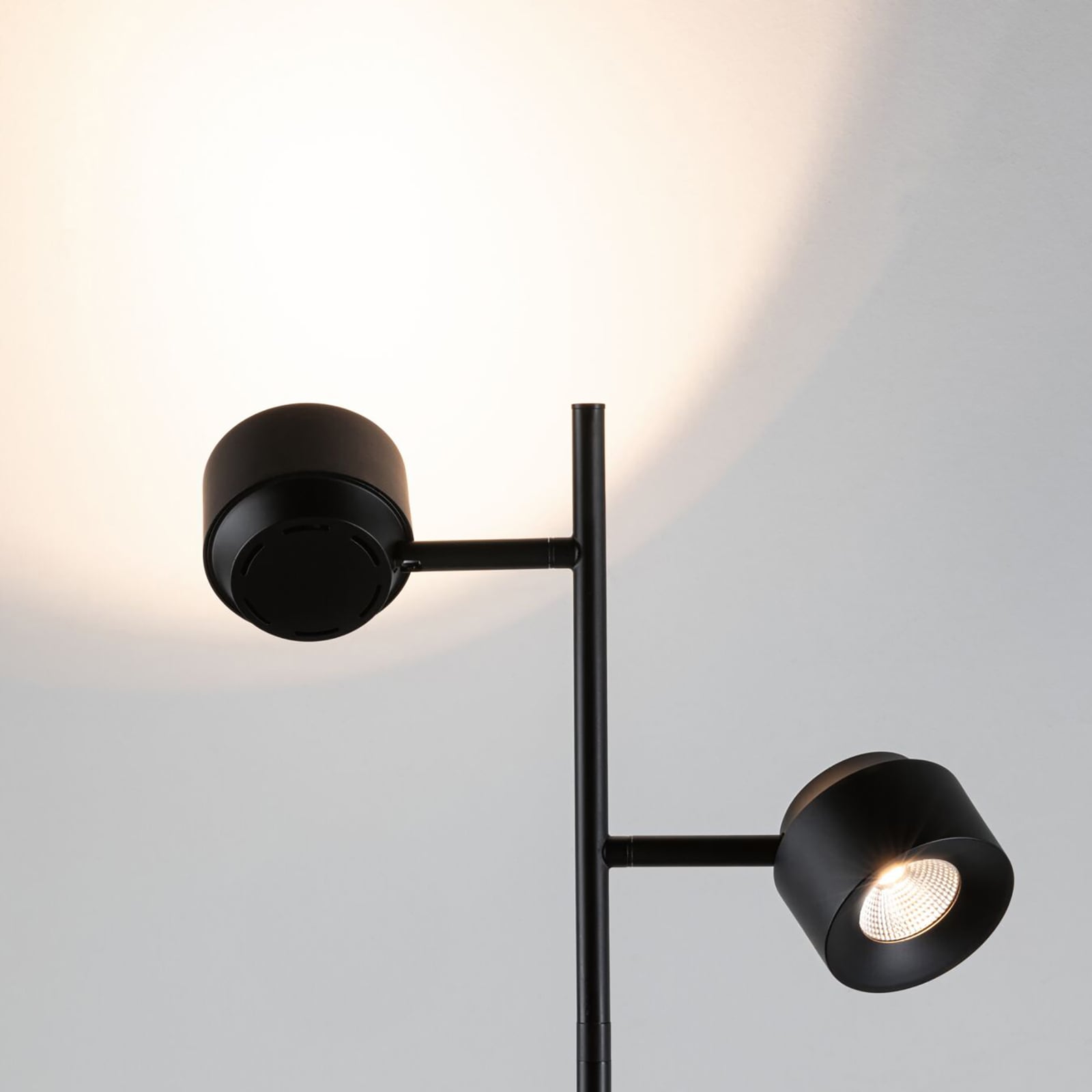 Nærbilde av LED-gulvlampe Puric Pane Zigbee 2-spots svart dimbar spot