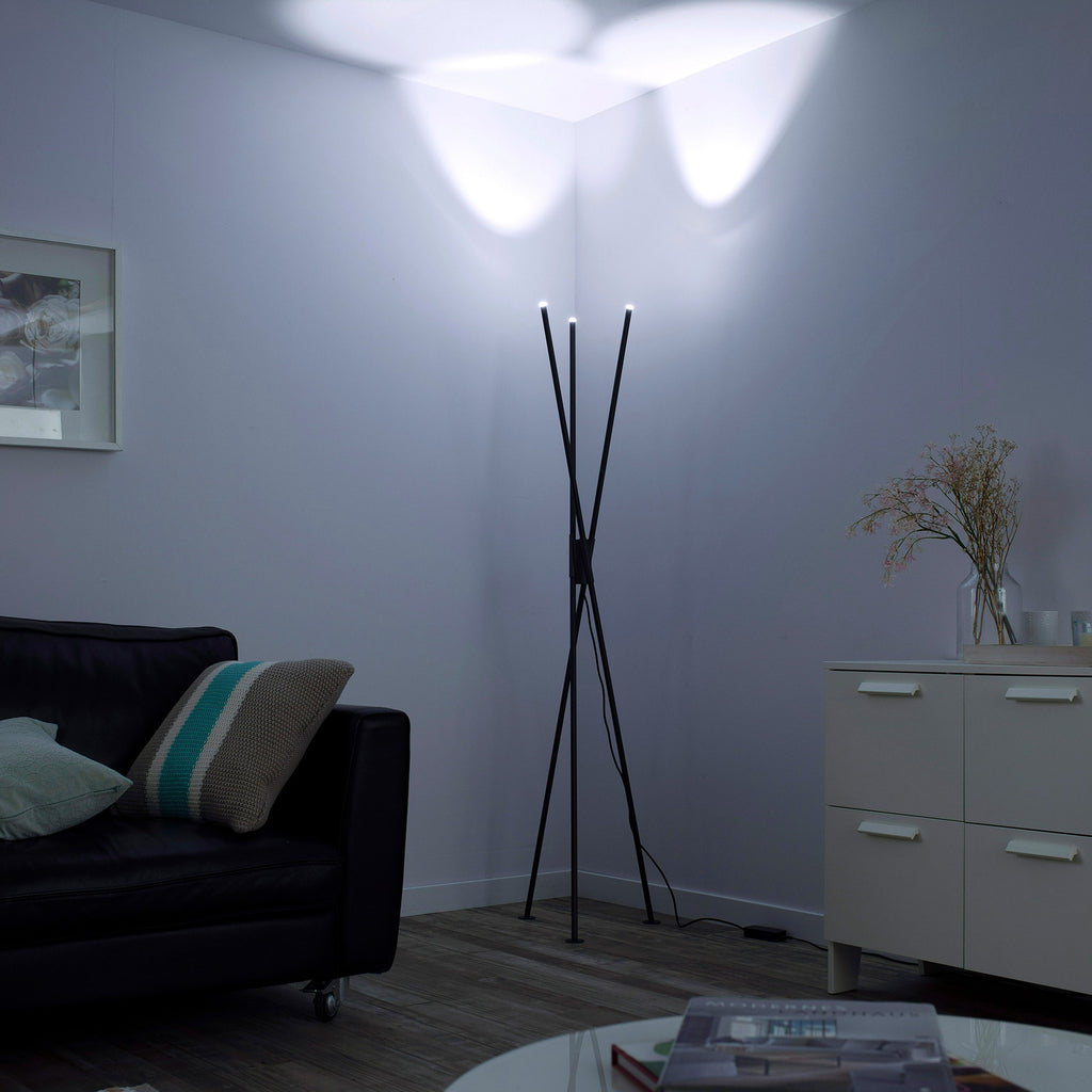 LED gulvlampe Q-PETER 3-lys RGB CCT Zigbee antrasitt montert i rom