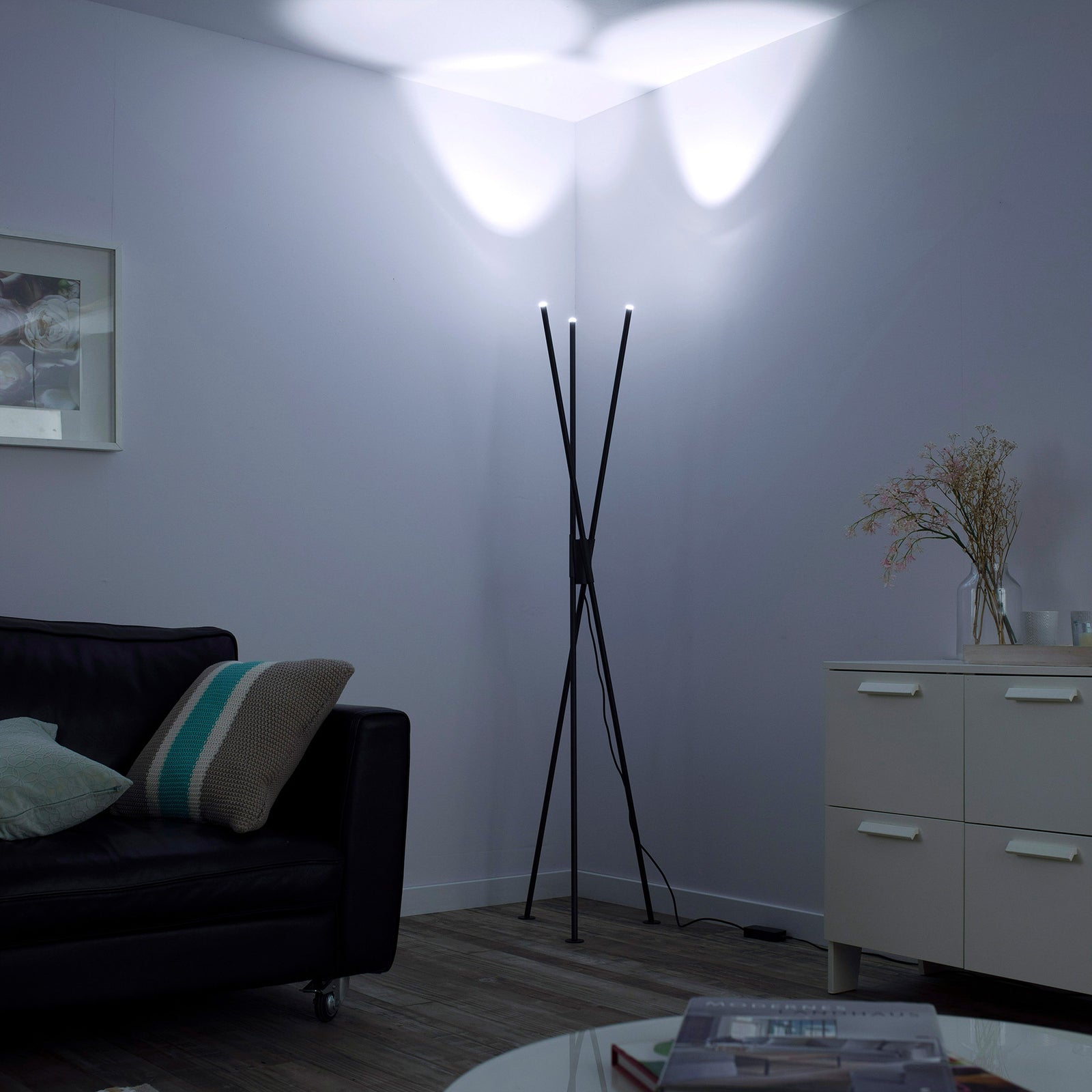 LED gulvlampe Q-PETER 3-lys RGB CCT Zigbee antrasitt montert i rom