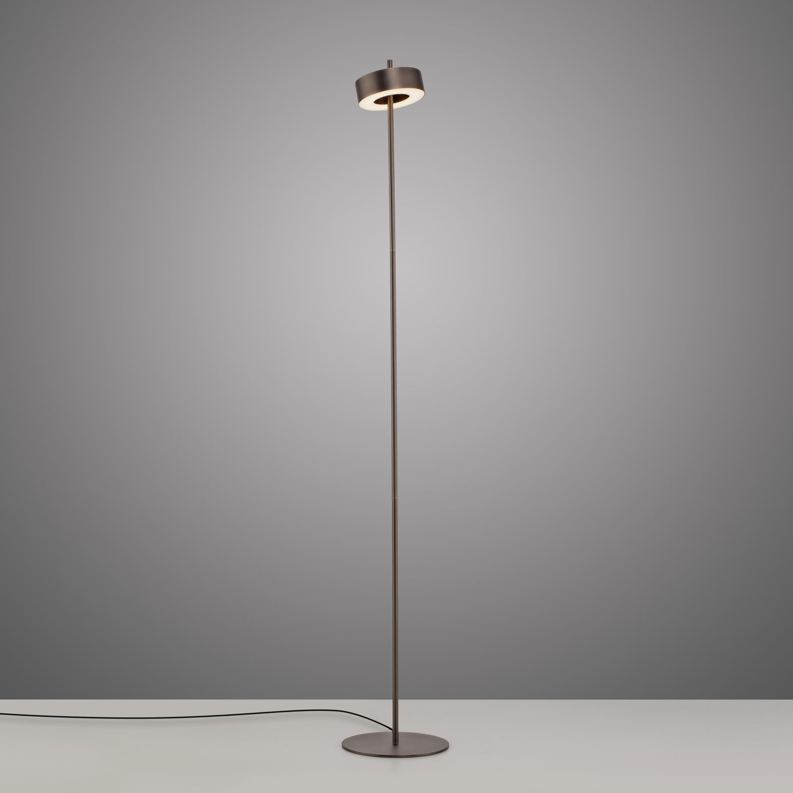 LED gulvlampe Q-Rotate mørkebrun nærbilde av lampefot