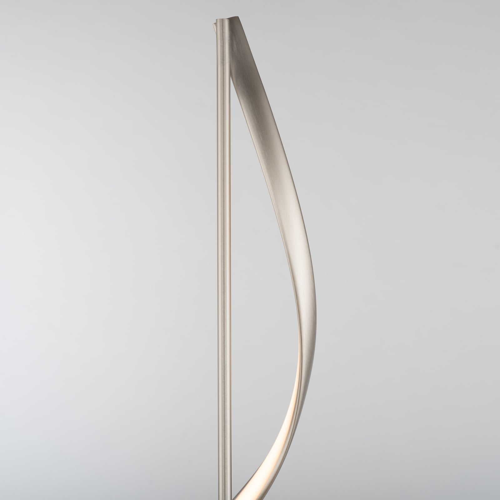 LED gulvlampe Q-Swing dimbar CCT stål 141 cm Zigbee nærbilde av lampens materiale