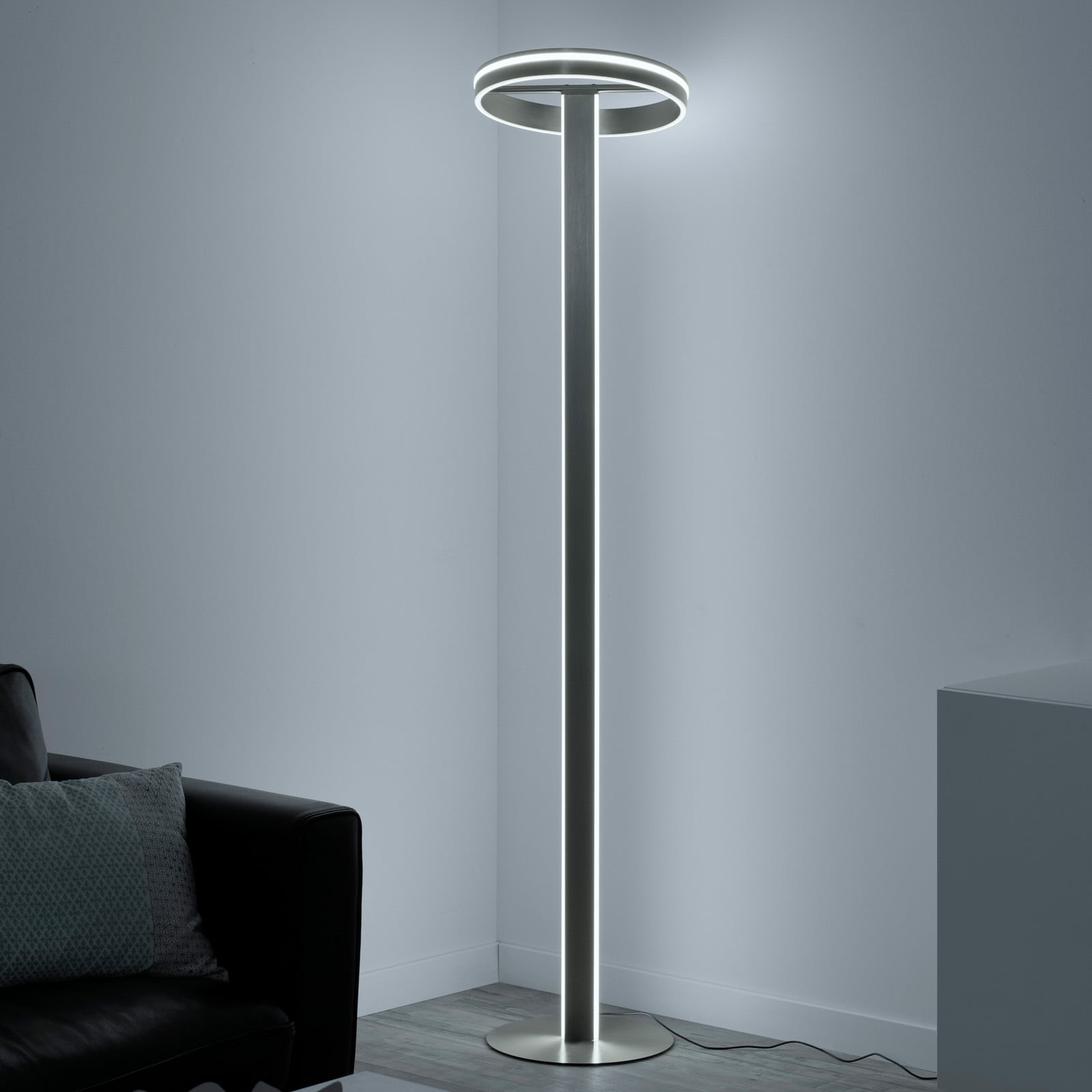 Nærbilde av dimmer og ring på LED gulvlampe Q-Vito med ring dimbar CCT Zigbee 42W
