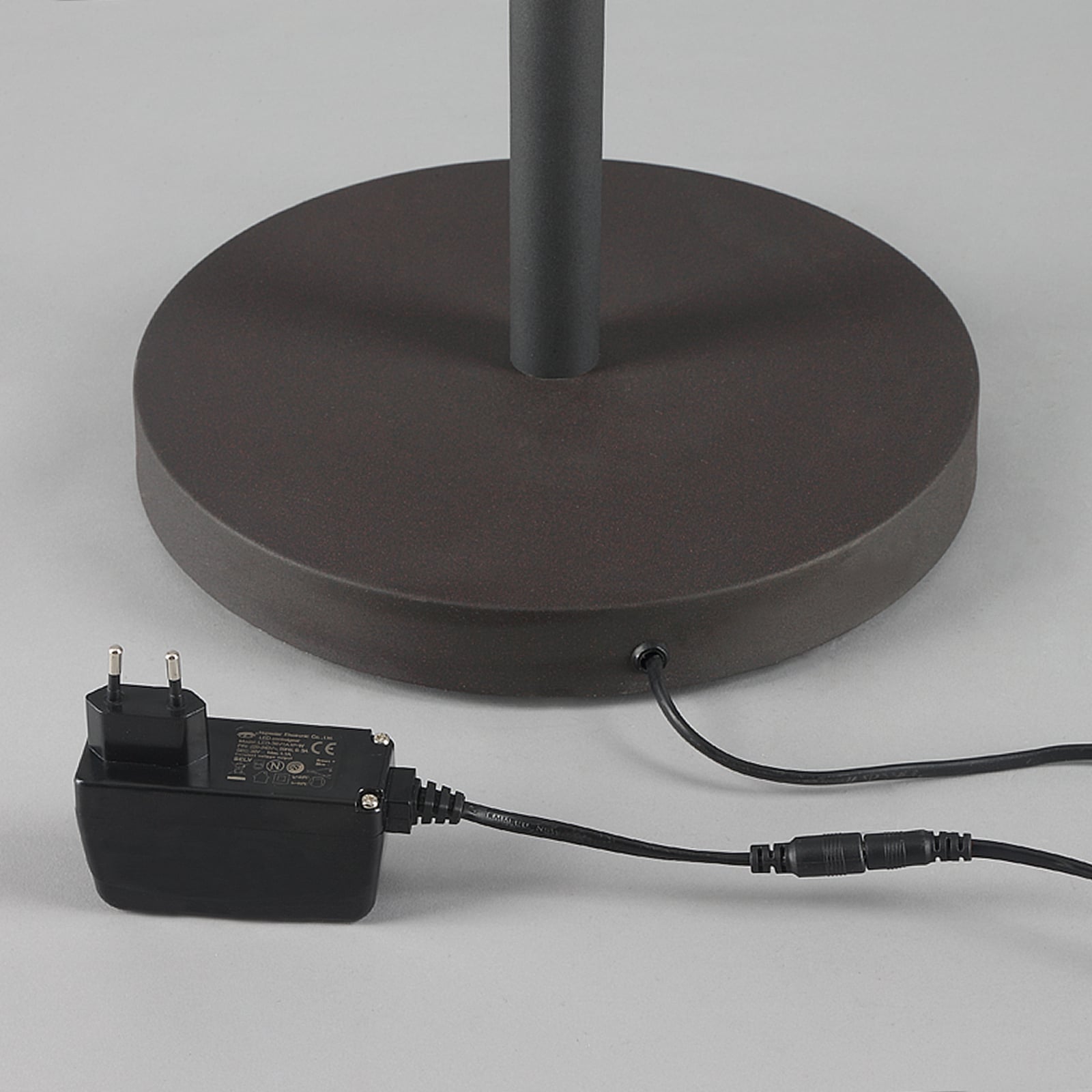 LED gulvlampe Ragna med leselys dimbar mørkebrun lys på vegg