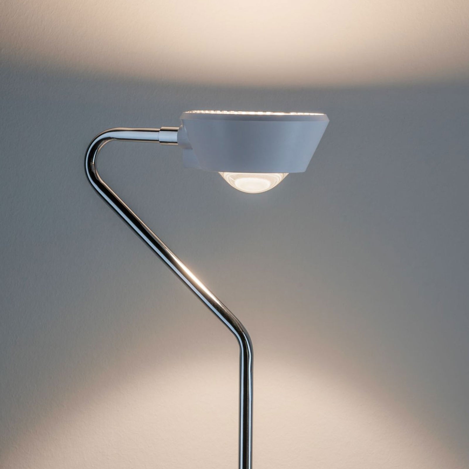 LED gulvlampe Ramos dimbar svingbar hvit H141 cm nærbilde av lampeskjerm