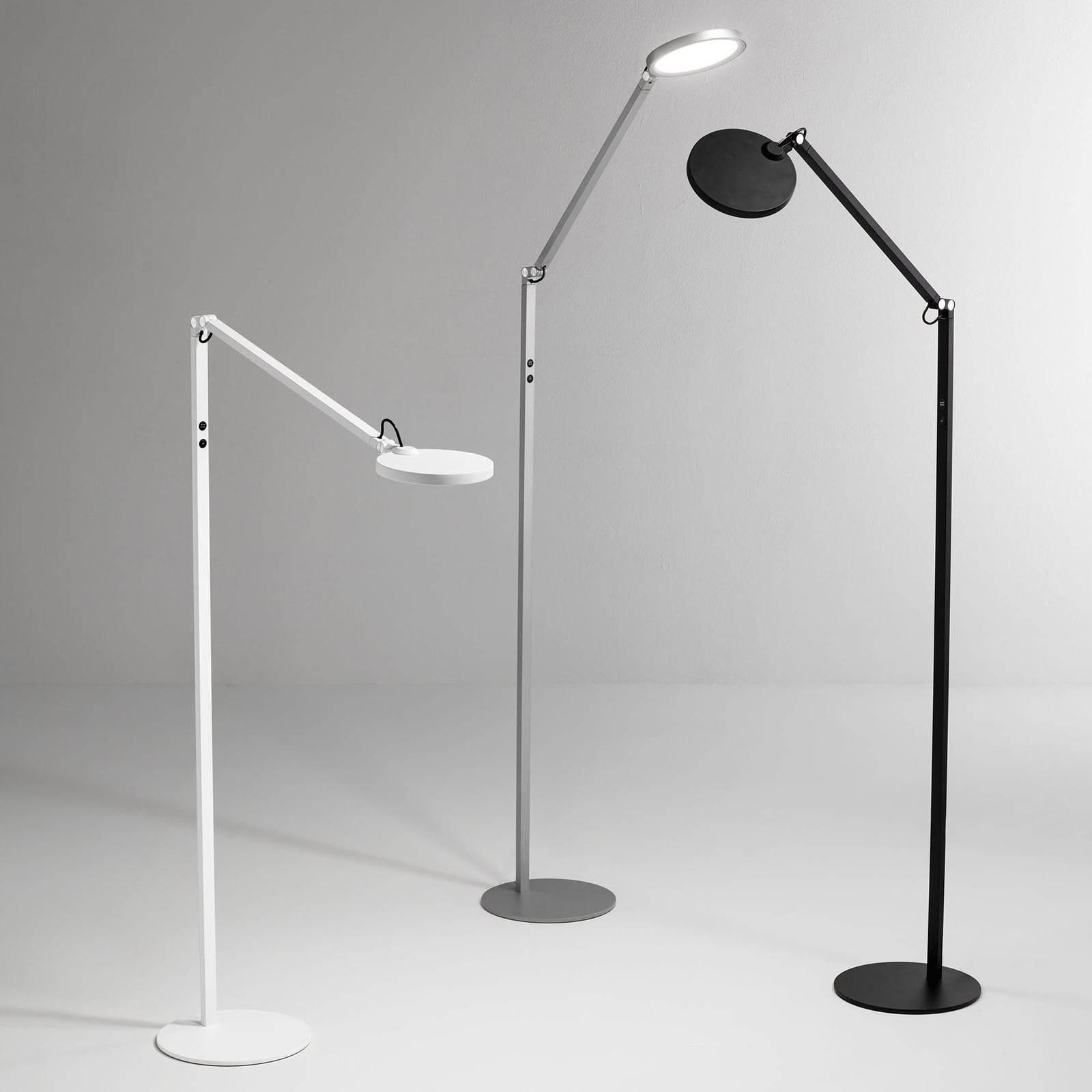 LED gulvlampe Regina dimbar aluminium 160 cm 9W montert i stue