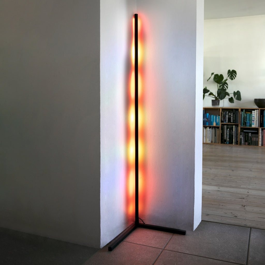 LED gulvlampe RGB dimbar svart 140 cm 22W - Lite Bulb Moments montert i hjørne