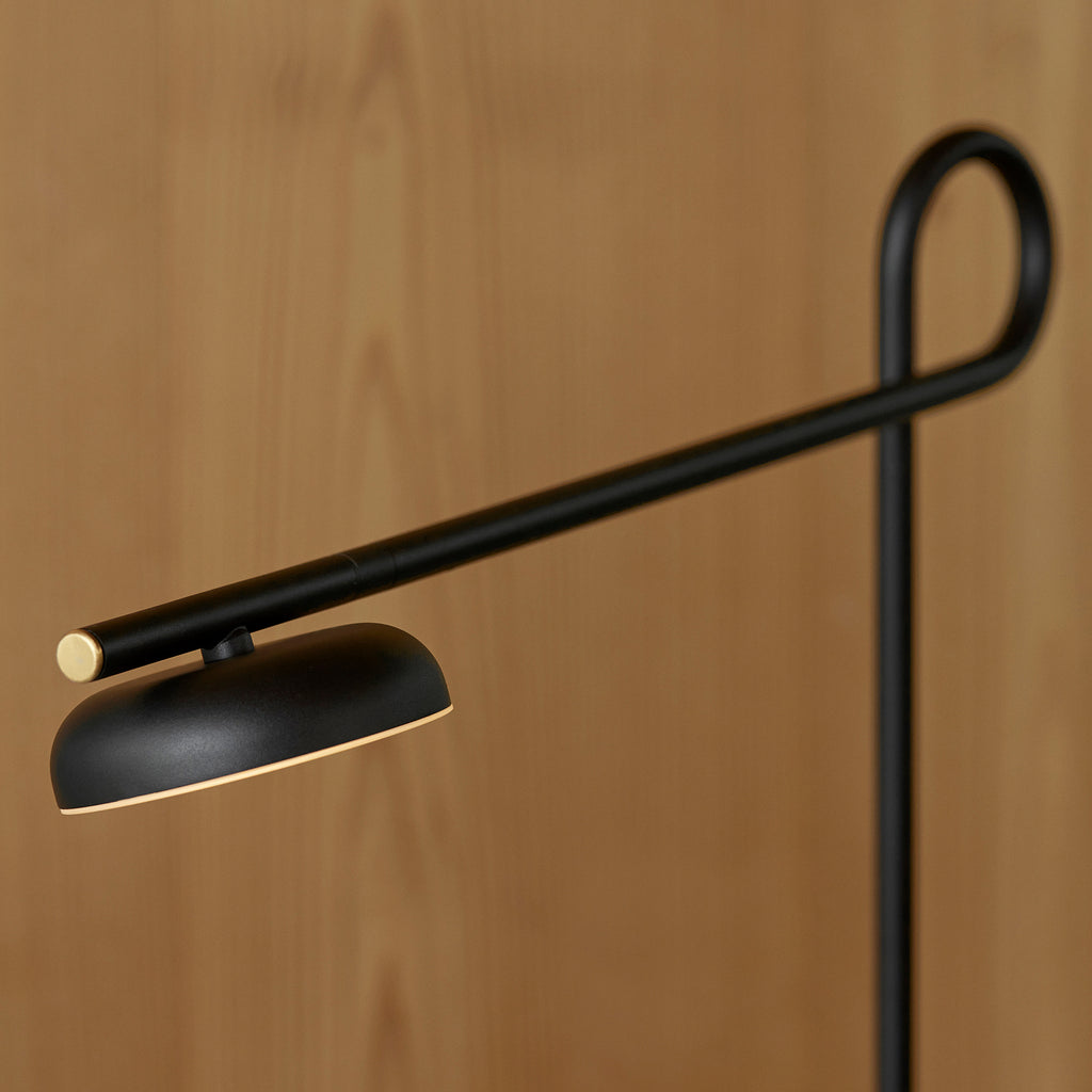 LED gulvlampe Salto dimbar svart 127 cm detalj av arm og dimmer