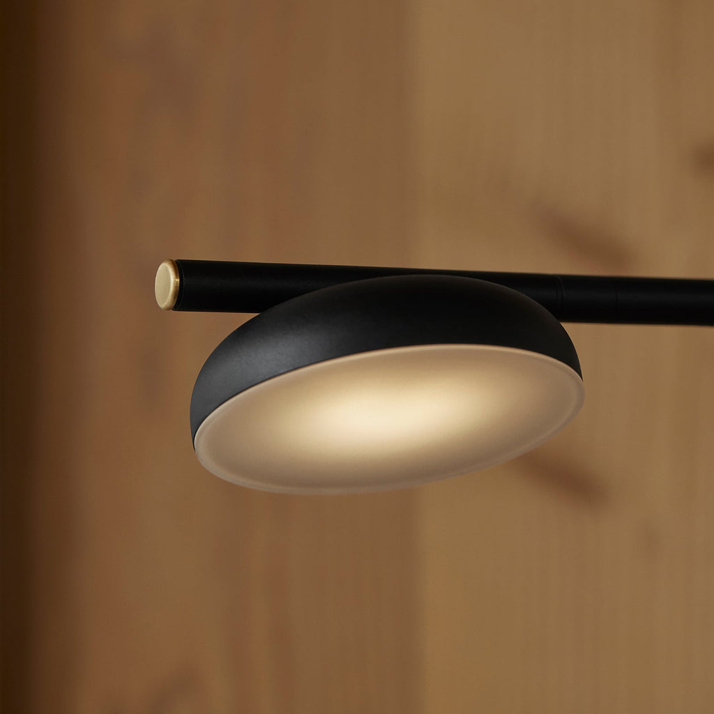 LED gulvlampe Salto dimbar svart 127 cm montert i rom