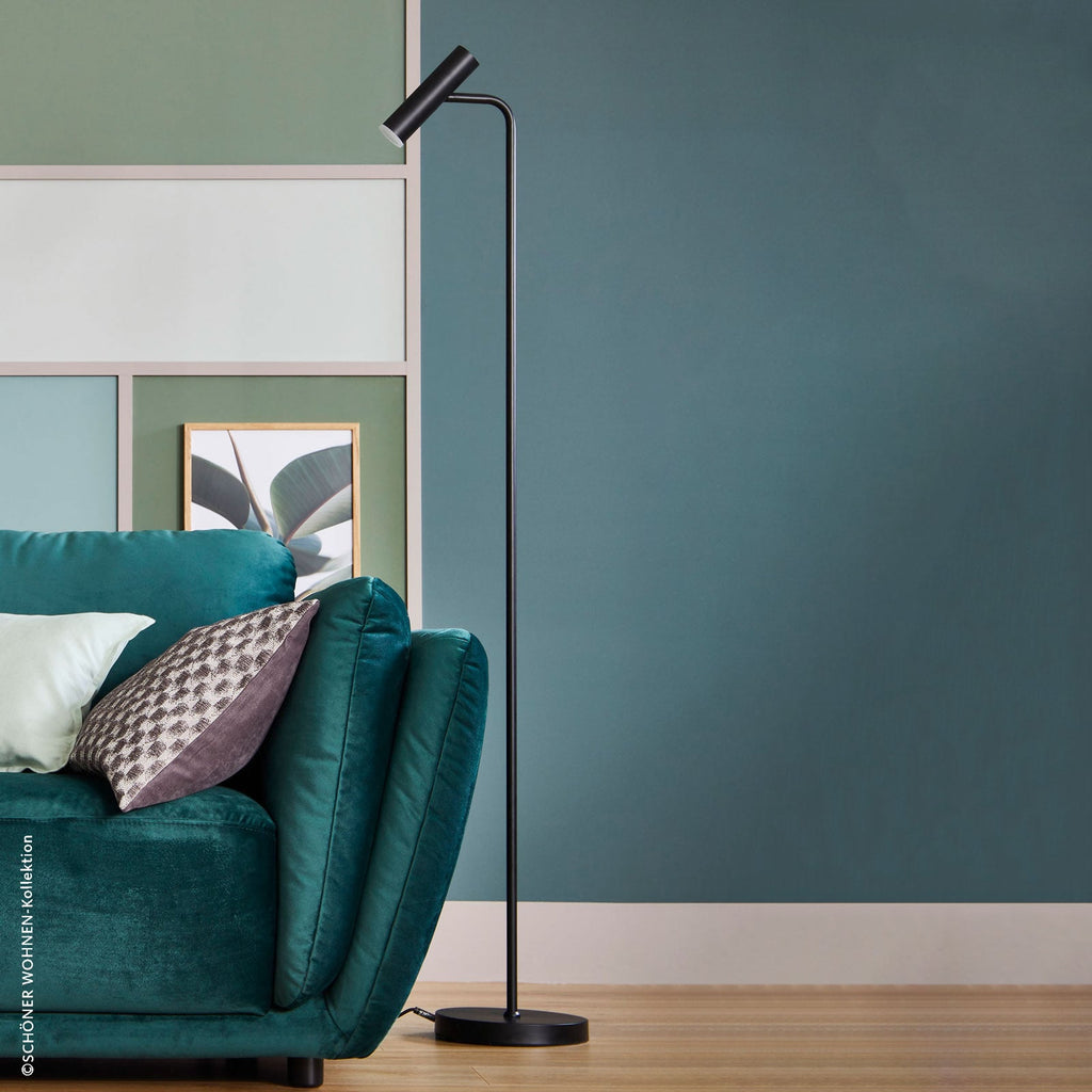 LED gulvlampe Stina dimbar svart 154 cm montert ved sofa