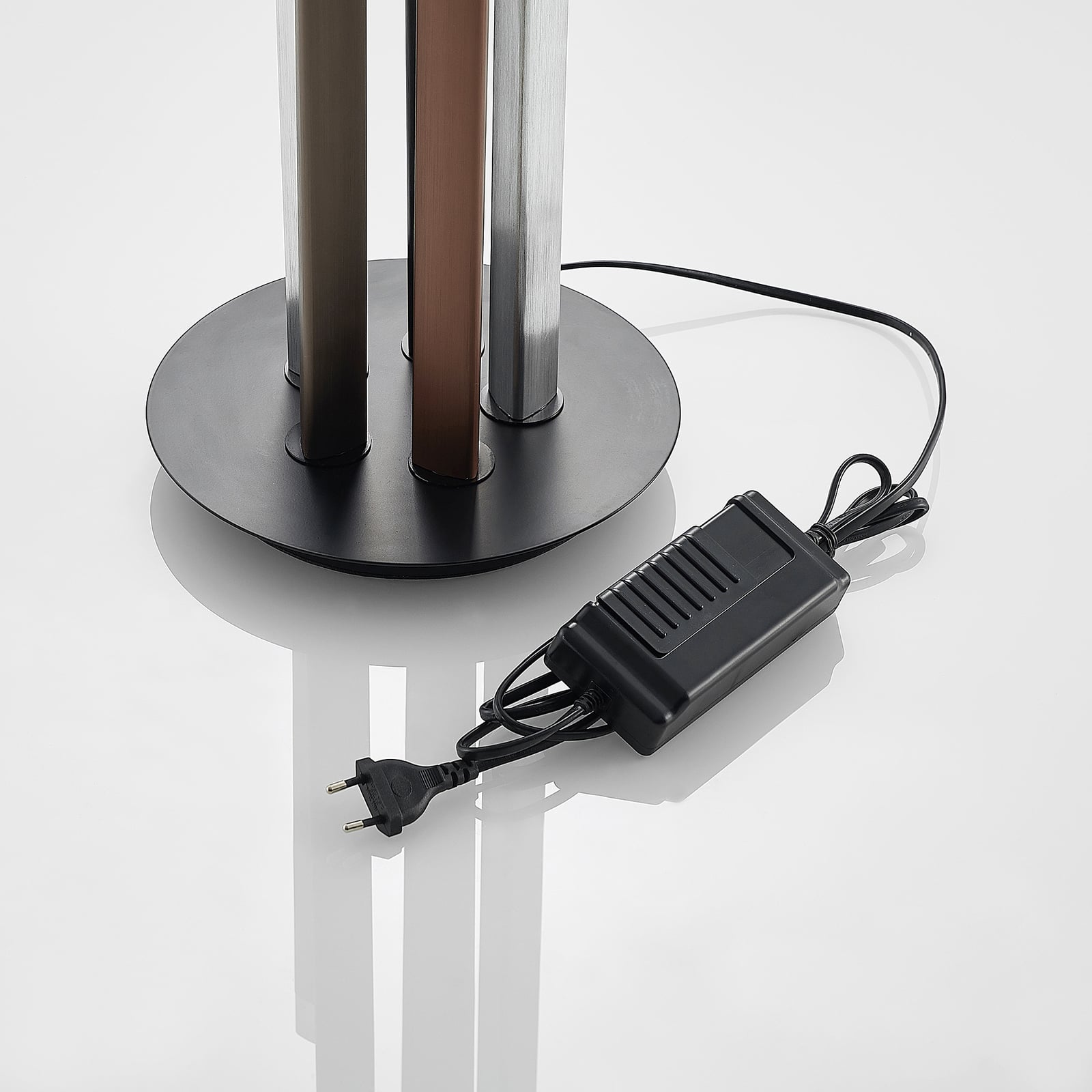 LED gulvlampe Stoika 5-lys dimbar aluminium farger på skjermene