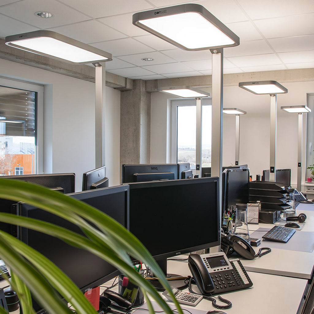 Detaljbilde av LED gulvlampe STUDIObutler med bevegelsessensor 80W sølv