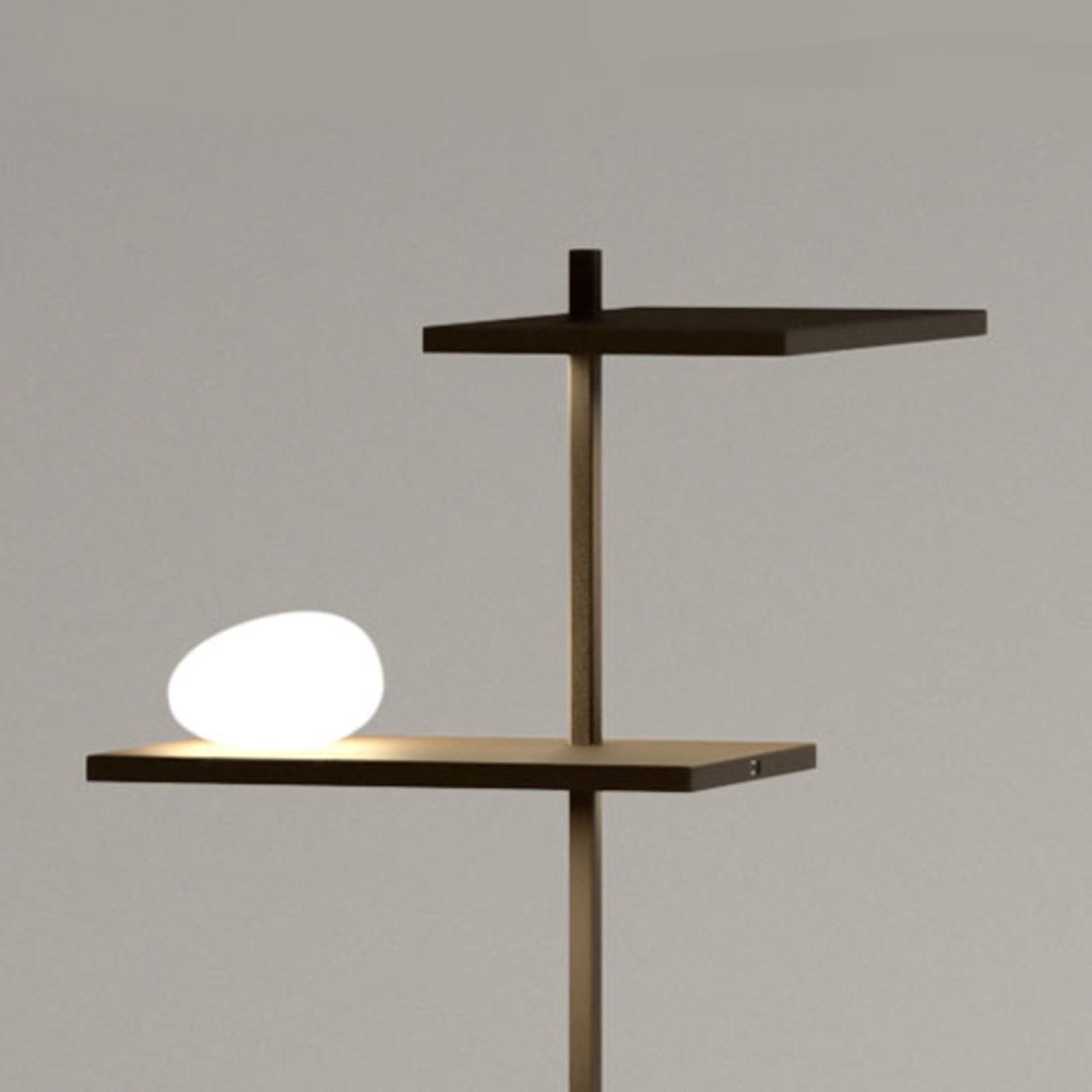 LED gulvlampe Suite dimbar brun hvit H133 cm med detalj av lys og hylle