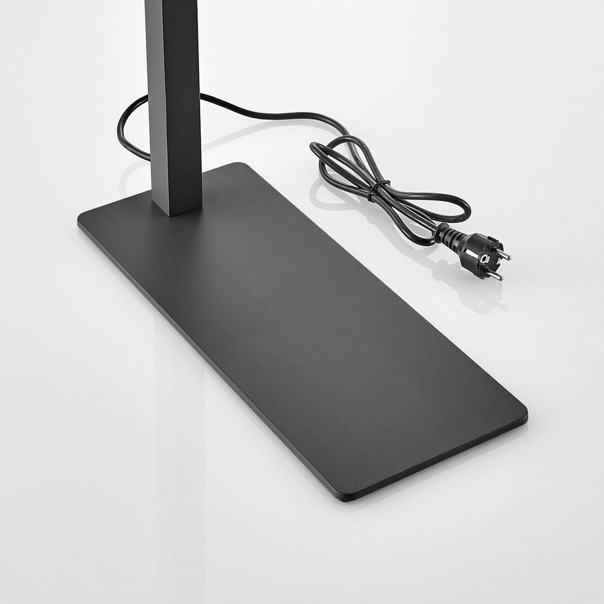 LED gulvlampe Tamilo svart opp-og-ned-lys med fokus på materialer