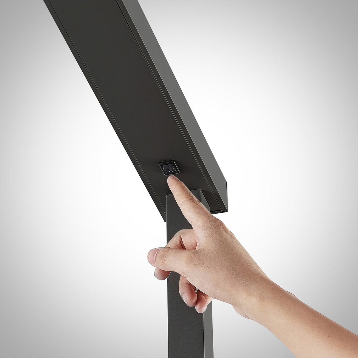 LED gulvlampe Tamilo svart opp-og-ned-lys sett fra siden
