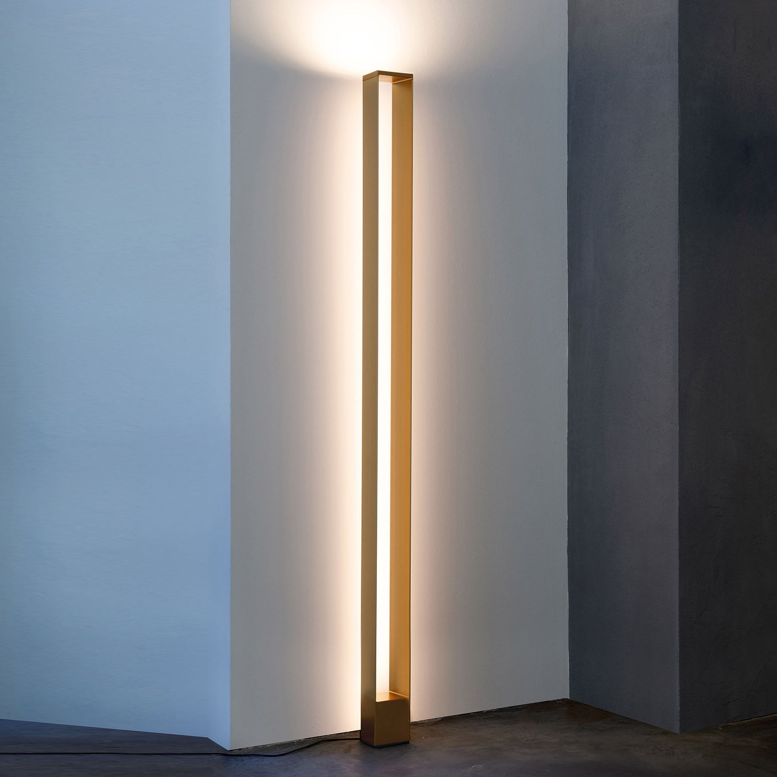 LED gulvlampe Tru dimbar indirekte lys gull bakside