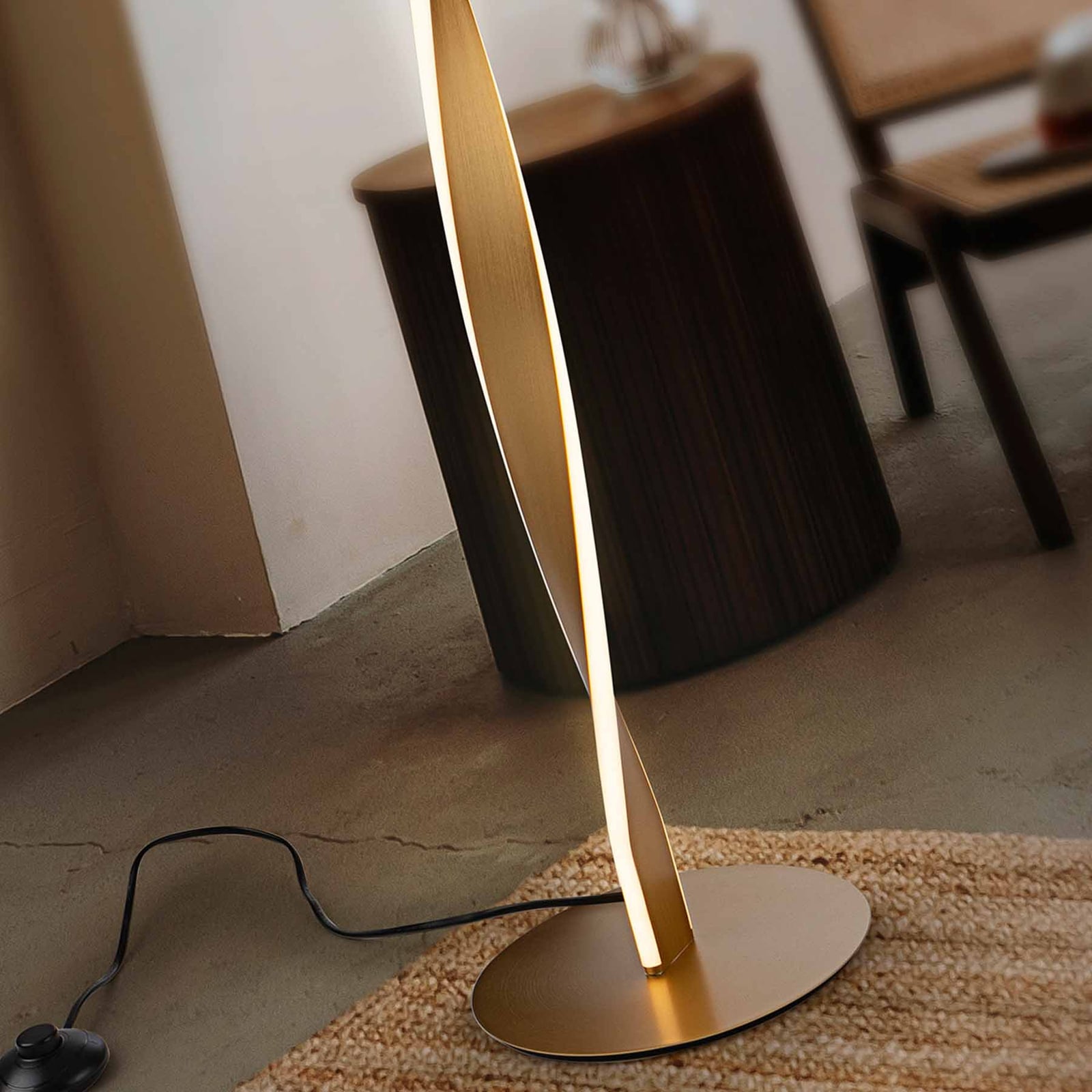 LED gulvlampe Twist montert i stue aluminium akryl gullfarget