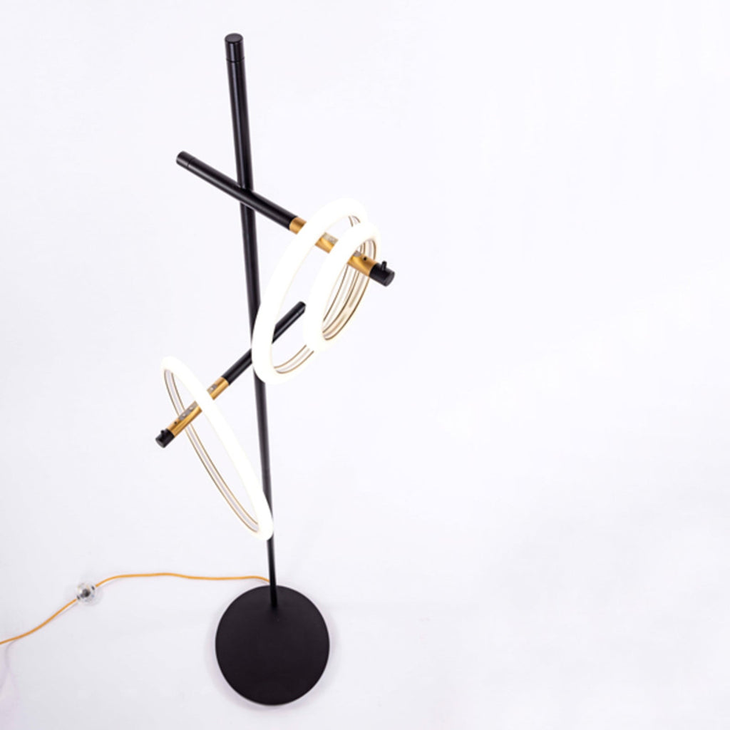 LED gulvlampe Ulaop tre ringer svart/gull foran
