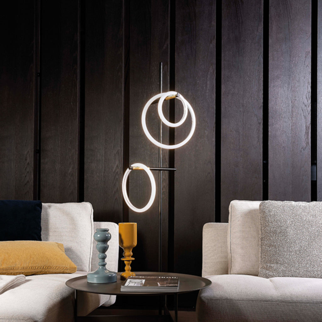 LED gulvlampe Ulaop tre ringer svart/gull detalj av ringer