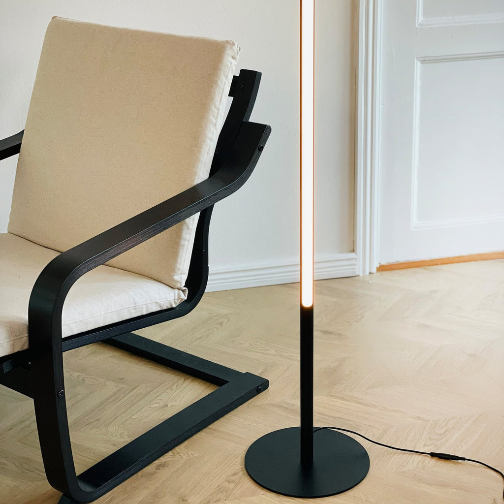 LED gulvlampe Vagner dimbar svart detalj av touchbryter