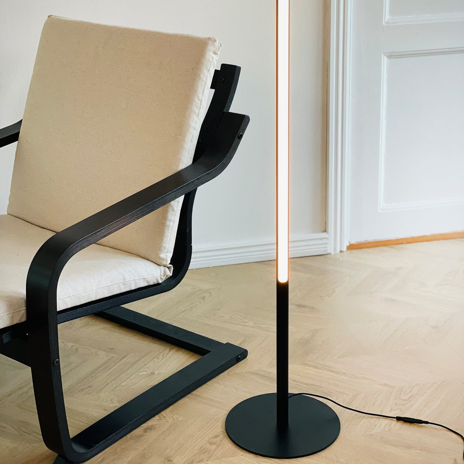 LED gulvlampe Vagner dimbar svart detalj av touchbryter