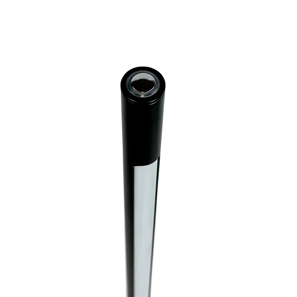 LED gulvlampe Vagner dimbar svart montert i stue