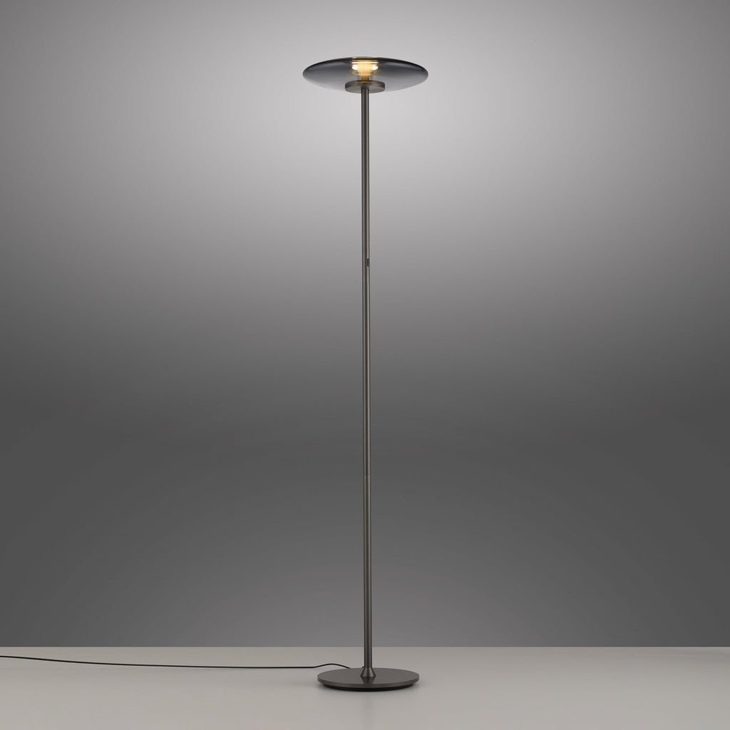 LED gulvlampe Vitrum glass røykfarget montert i rom