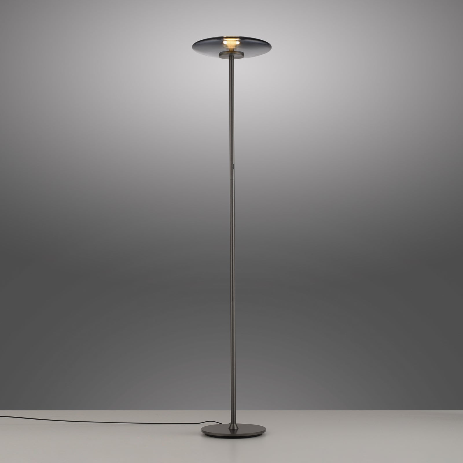 LED gulvlampe Vitrum glass røykfarget montert i rom