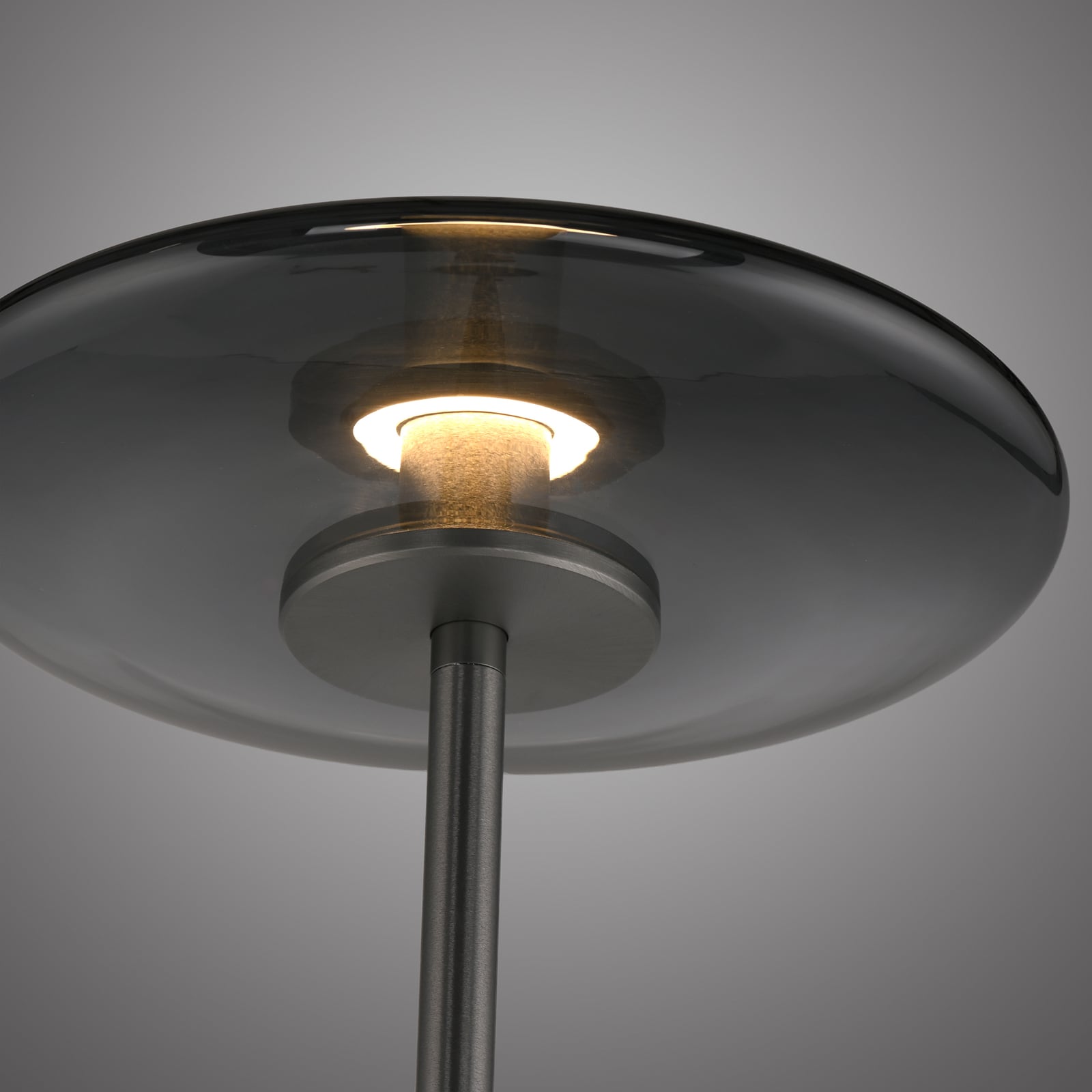 Nærbilde av berøringsdimmer på LED gulvlampe Vitrum glass røykfarget