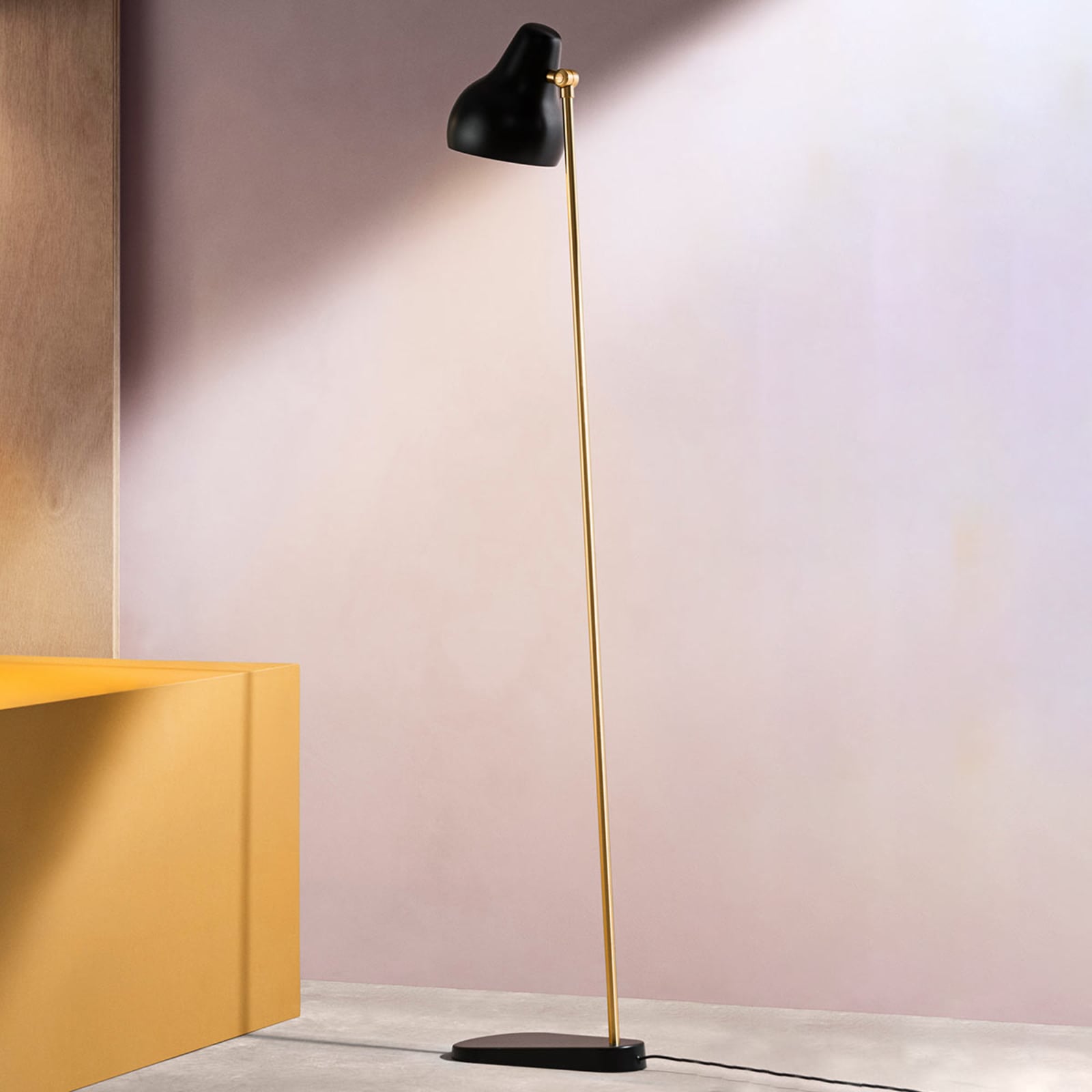 LED gulvlampe VL38 dimbar svart messing forfra