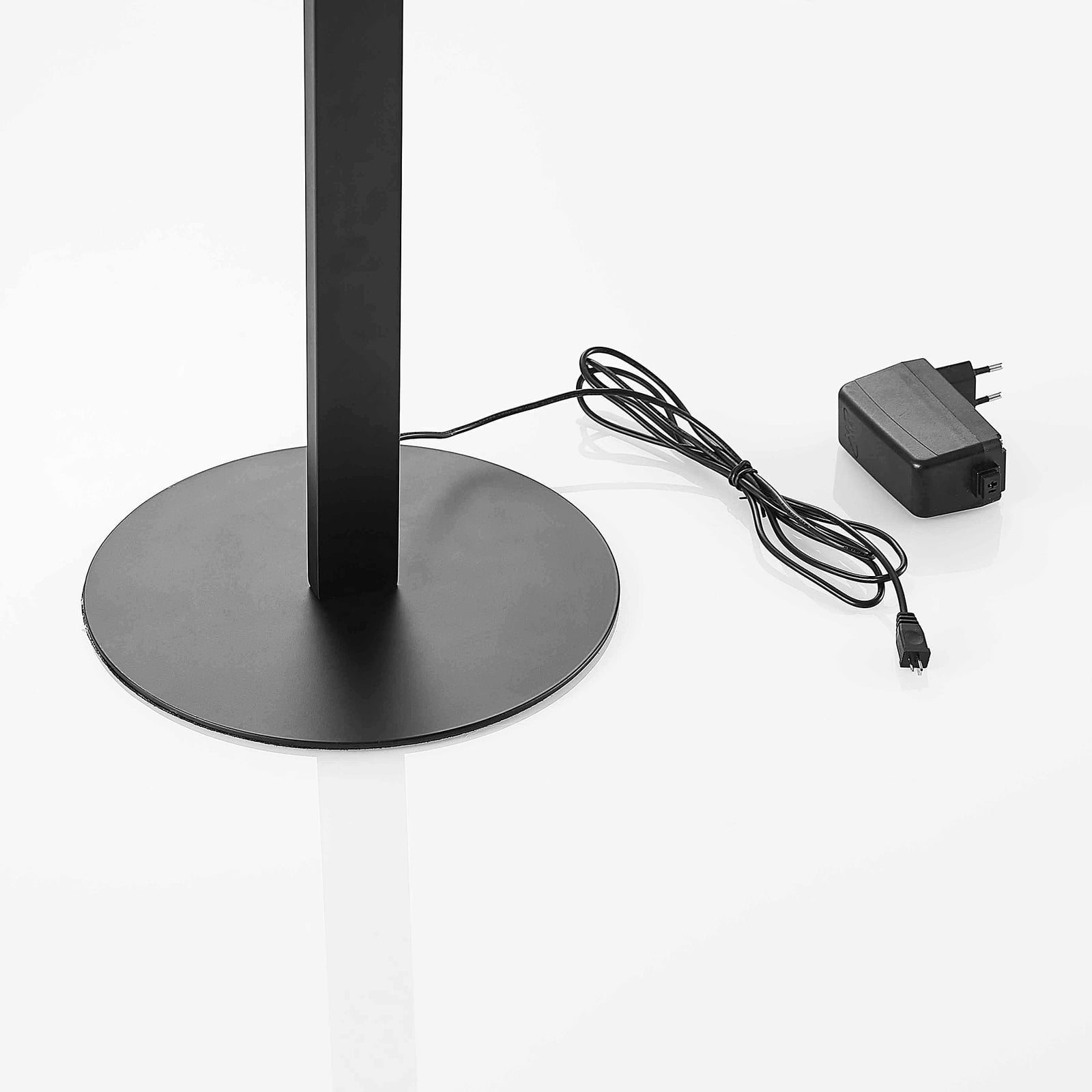 Oversikt av LED gulvlampe Welina svart bølgeformet dimbar 150 cm i interiør
