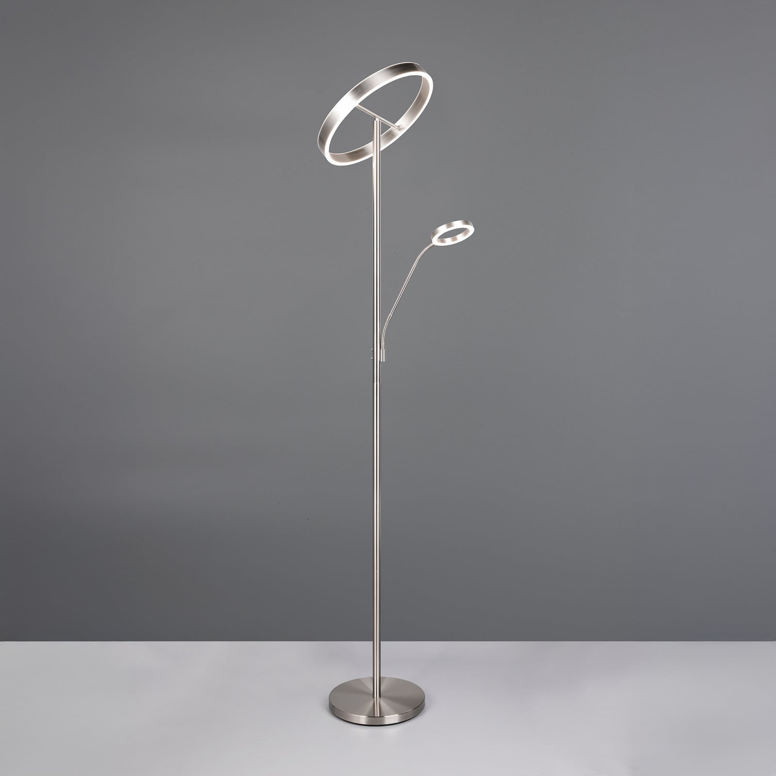 LED-gulvlampe Willis matt nikkel montert i stue