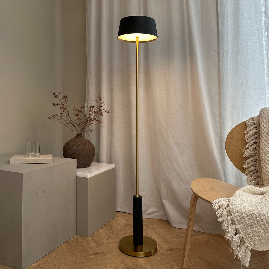 LED gulvlampe Yoyo oppladbar dimbar svart H125 cm forfra