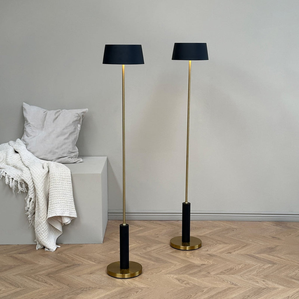 LED gulvlampe Yoyo oppladbar dimbar svart H125 cm lys i mørkt rom
