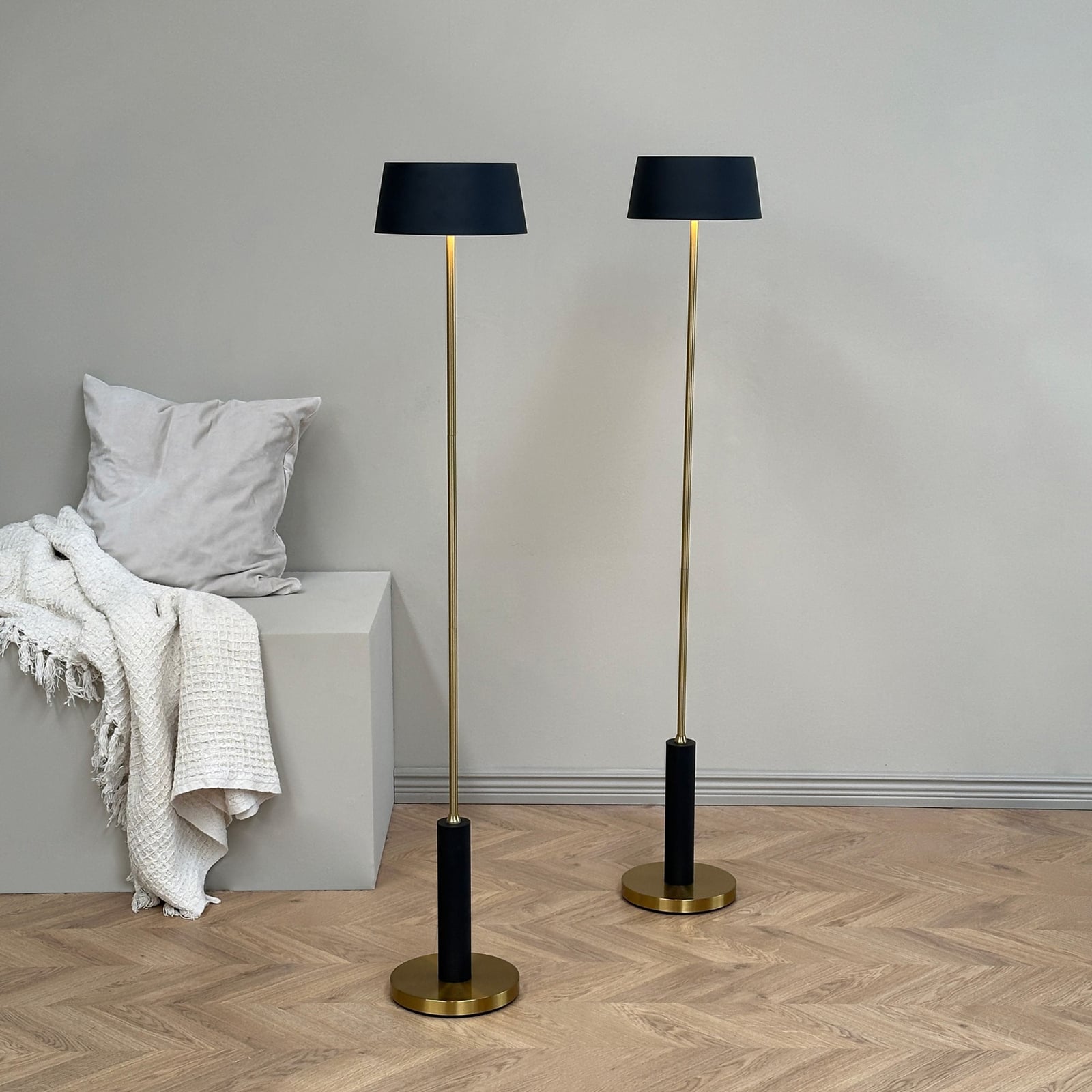 LED gulvlampe Yoyo oppladbar dimbar svart H125 cm lys i mørkt rom