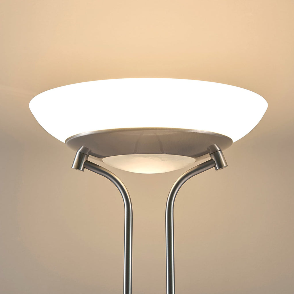 Bakside av LED gulvlampe Yveta med strømbryter