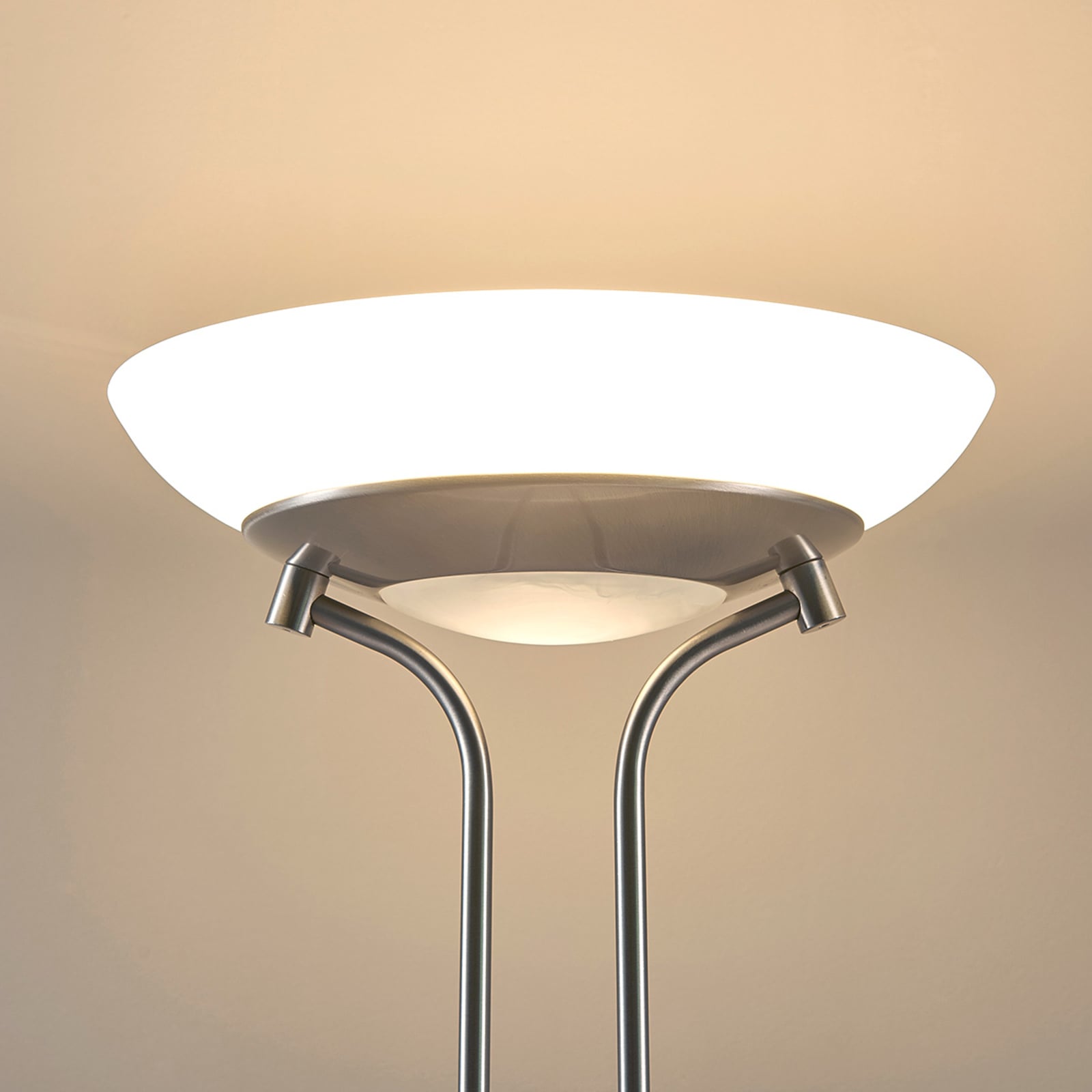 Bakside av LED gulvlampe Yveta med strømbryter