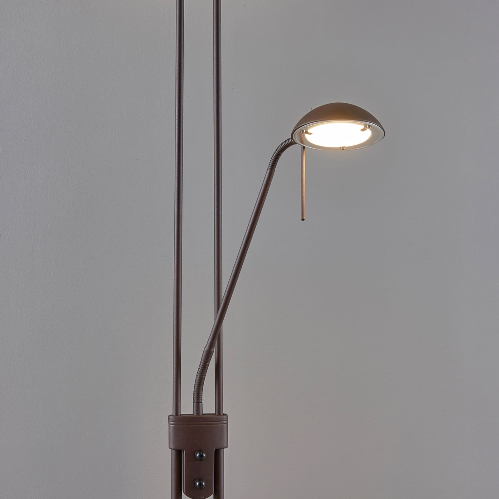 LED gulvlampe Yveta dimbar med leselampe rustfarget lysdetalj