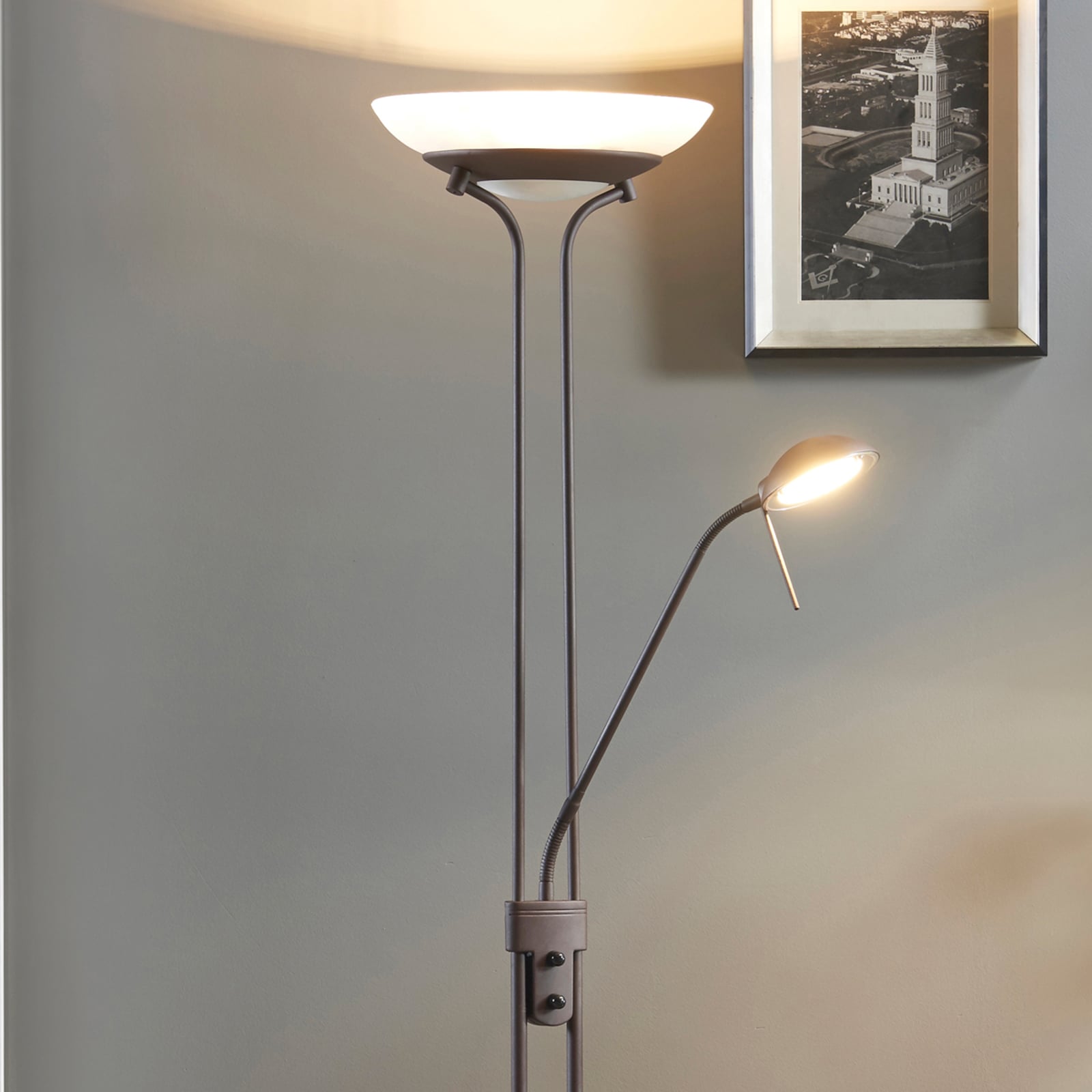 LED gulvlampe Yveta dimbar med leselampe rustfarget nærbilde av dimmer