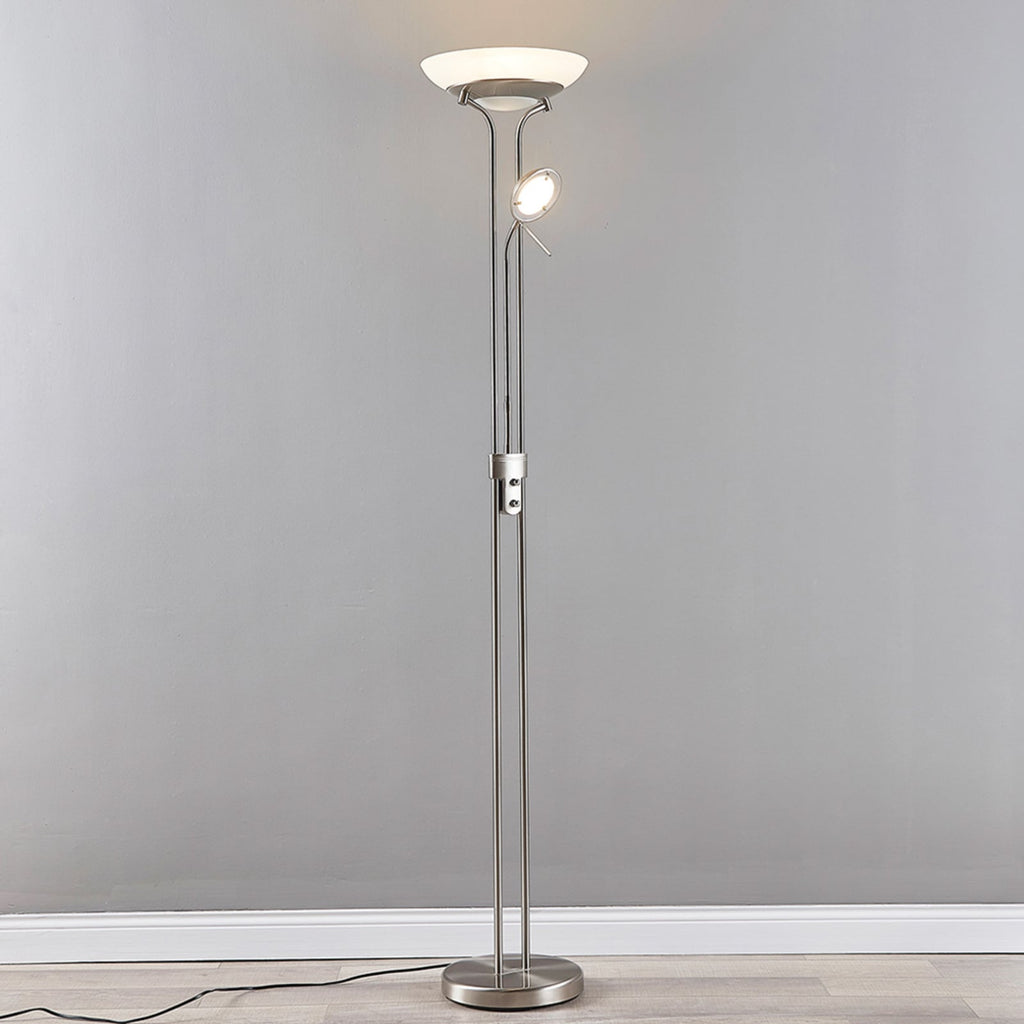 Detalj av dimmer på LED gulvlampe Yveta matt nikkel