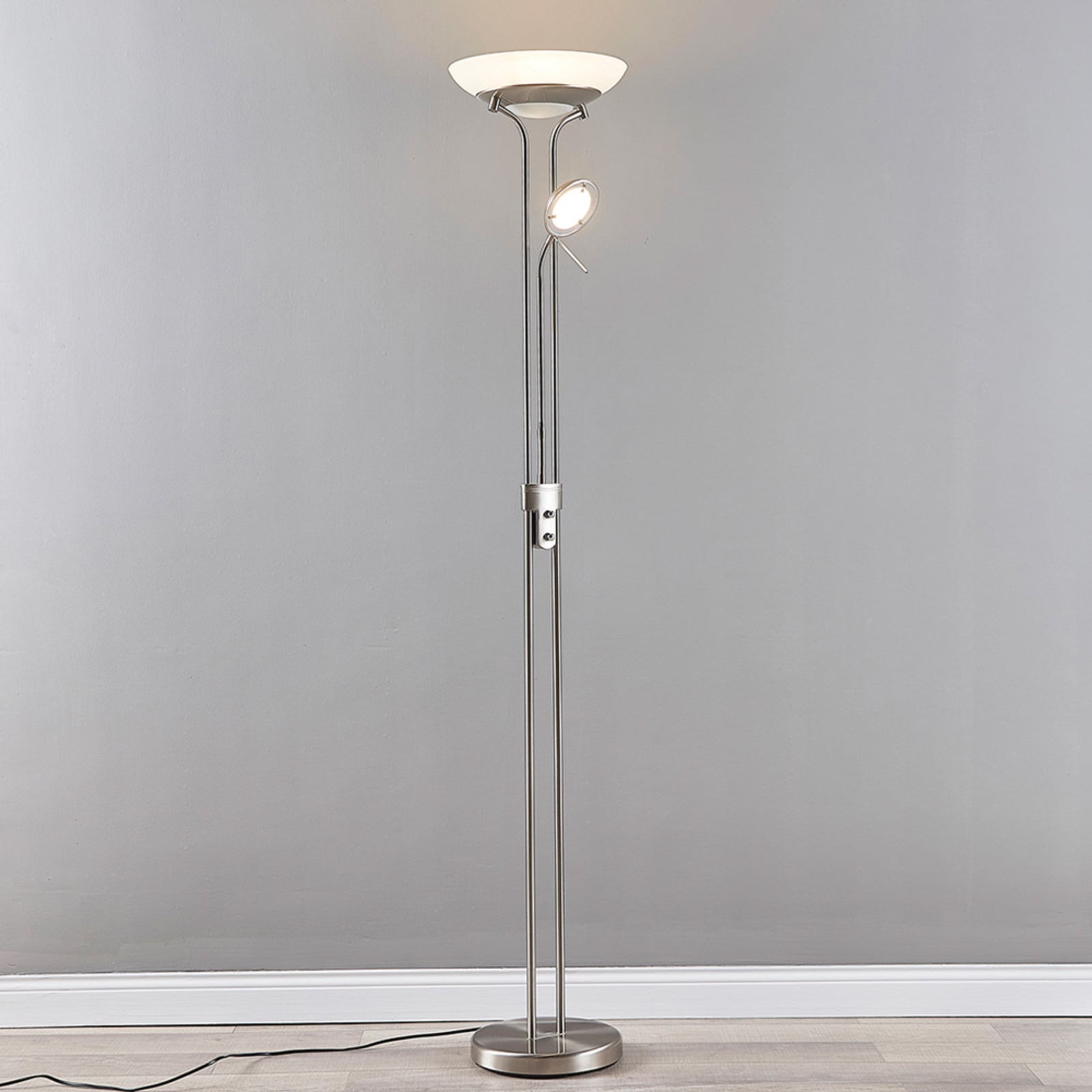 Detalj av dimmer på LED gulvlampe Yveta matt nikkel