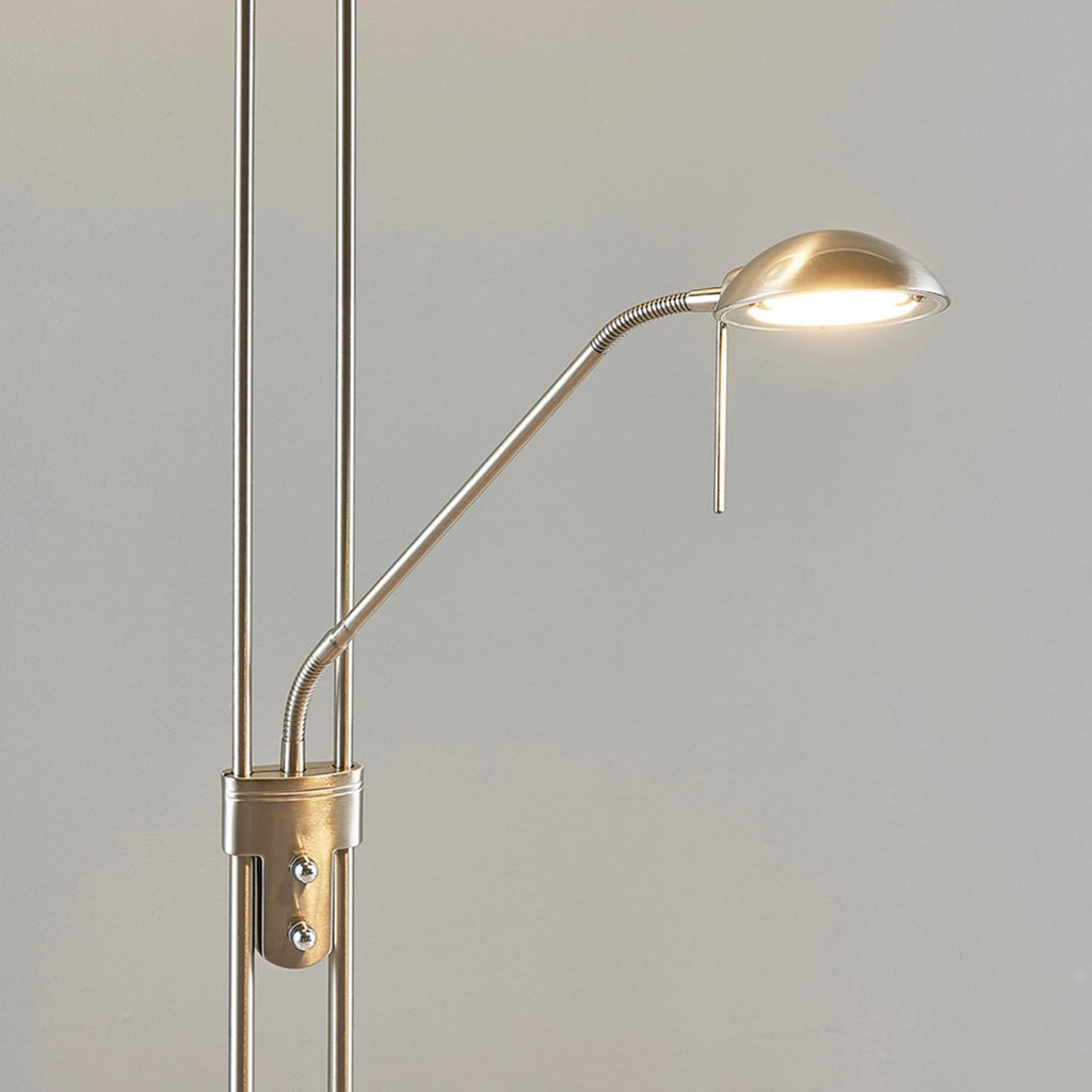 Nærbilde av fleksible ledd på leselyset til LED gulvlampe Yveta