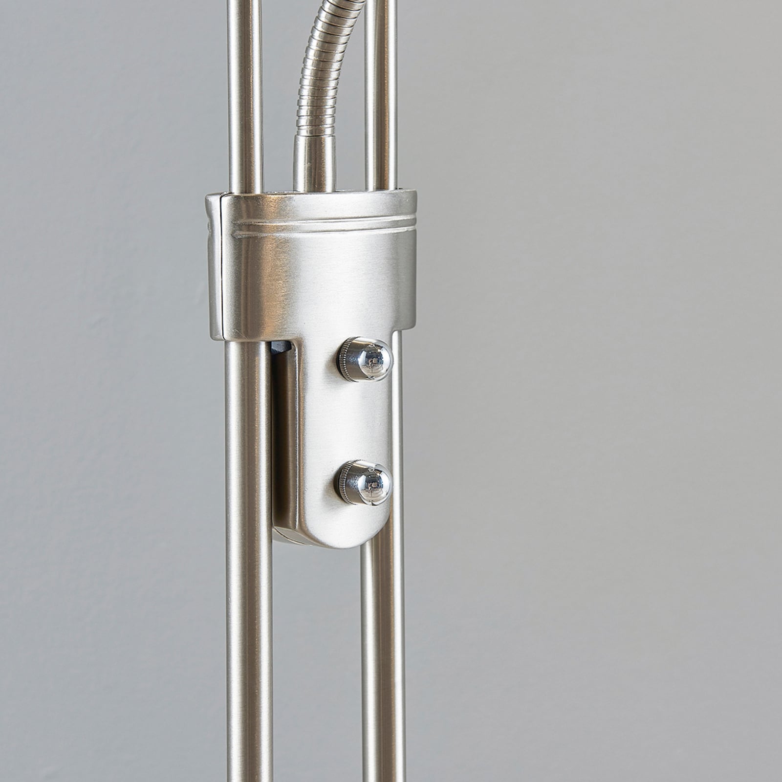 LED gulvlampe Yveta montert i stue